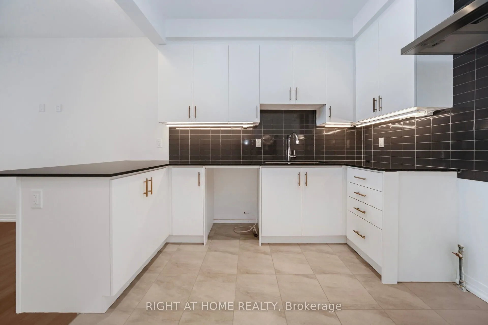 15 KINGS HILL Drive