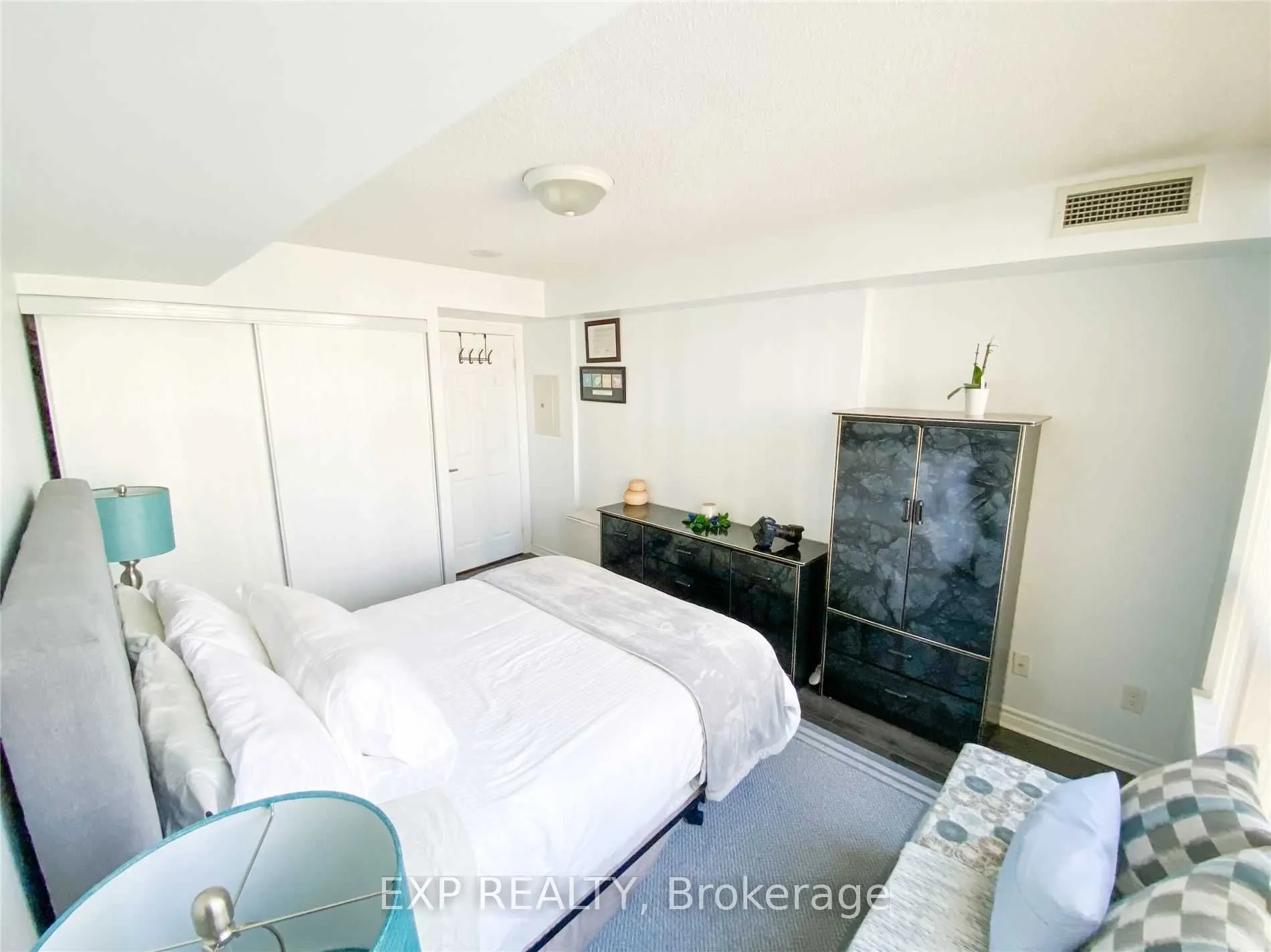 3880 Duke Of York Boulevard, #902