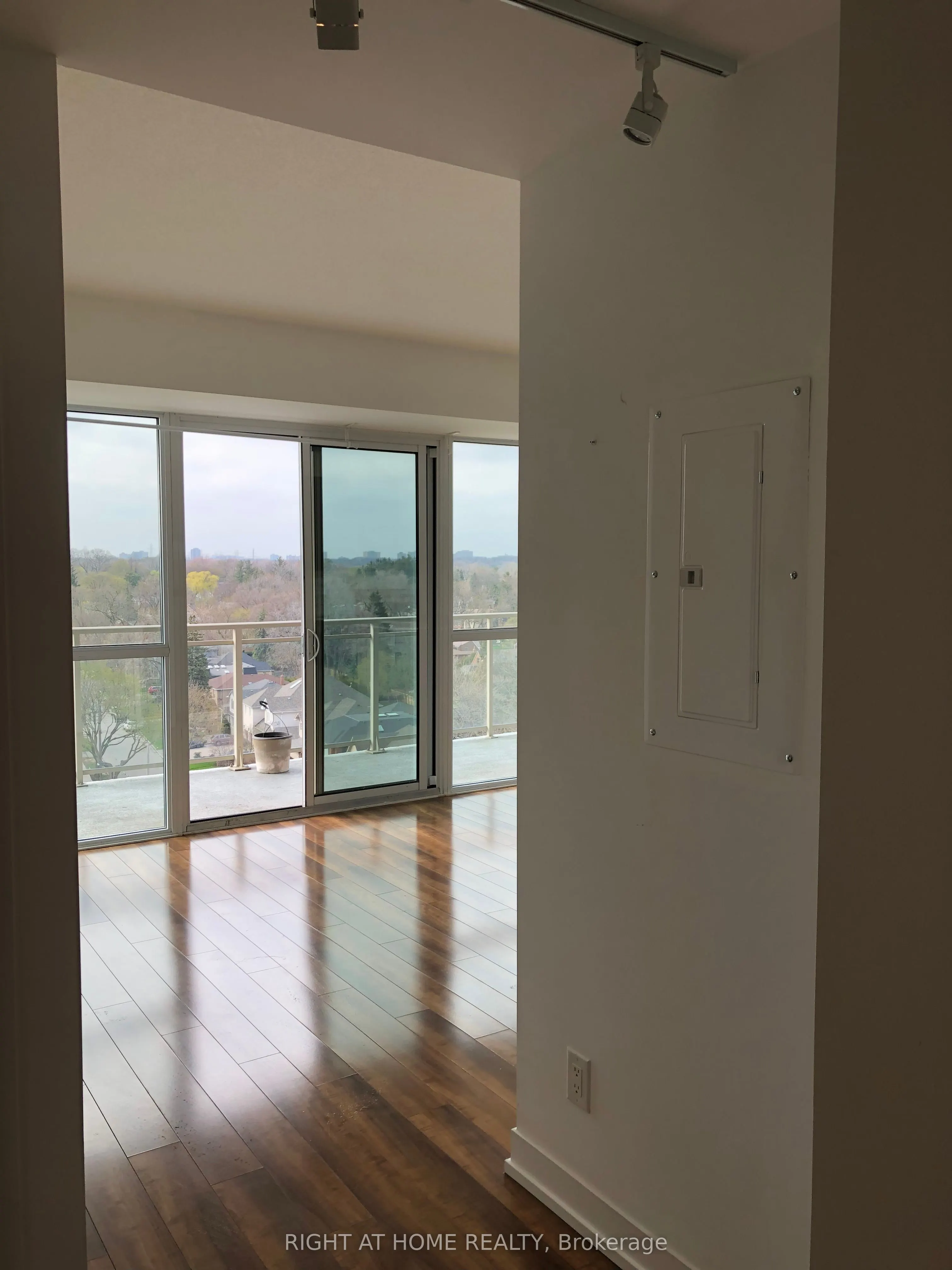 5101 Dundas Street W, #902