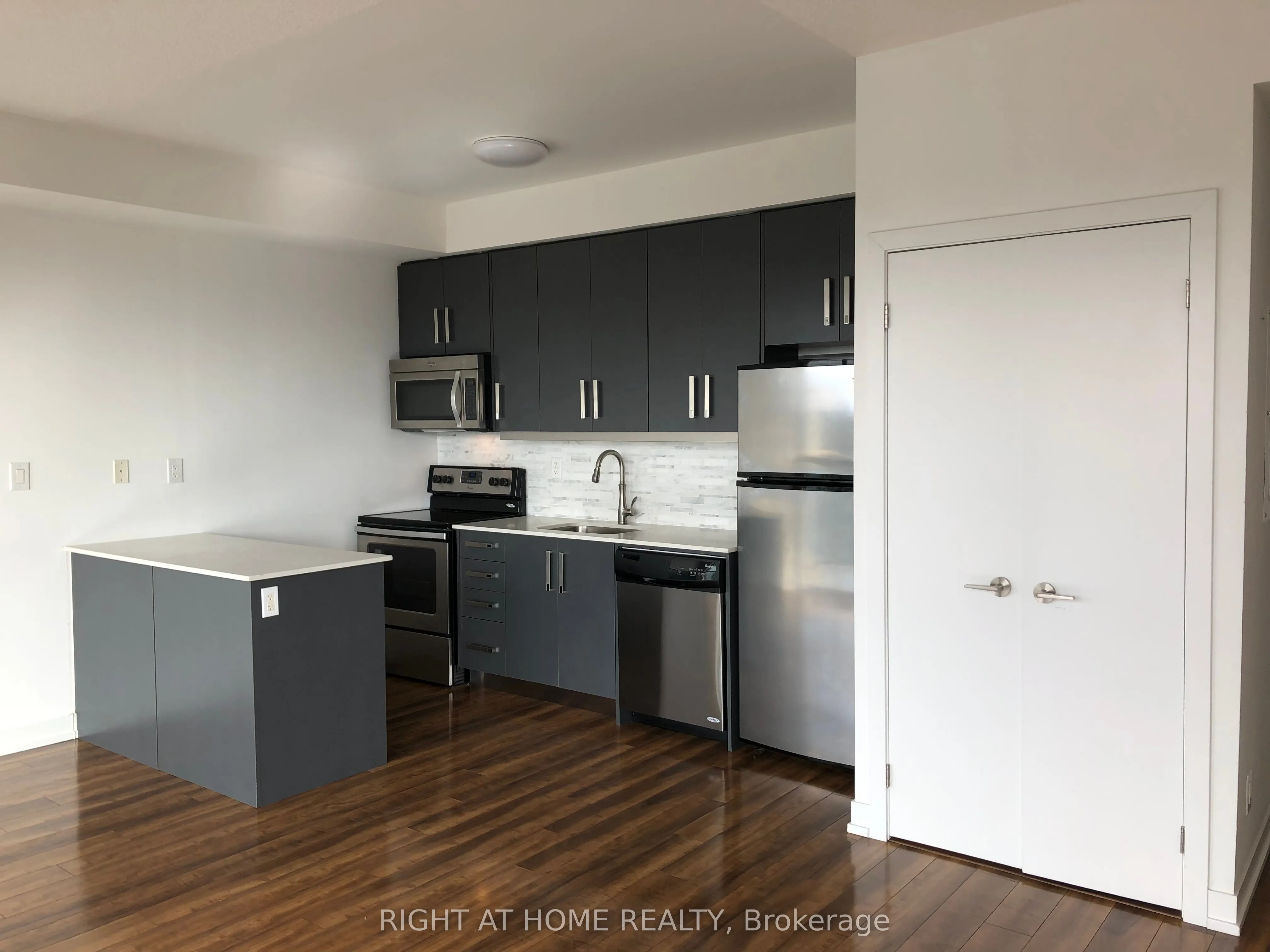 5101 Dundas Street W, #902