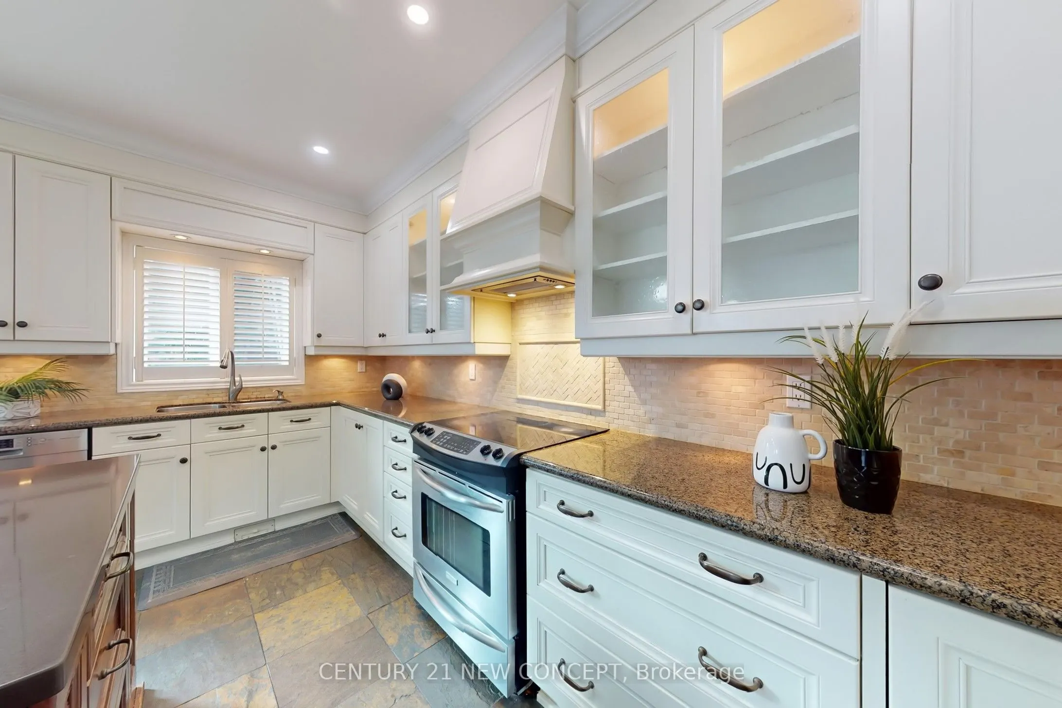 964 Queen Street W