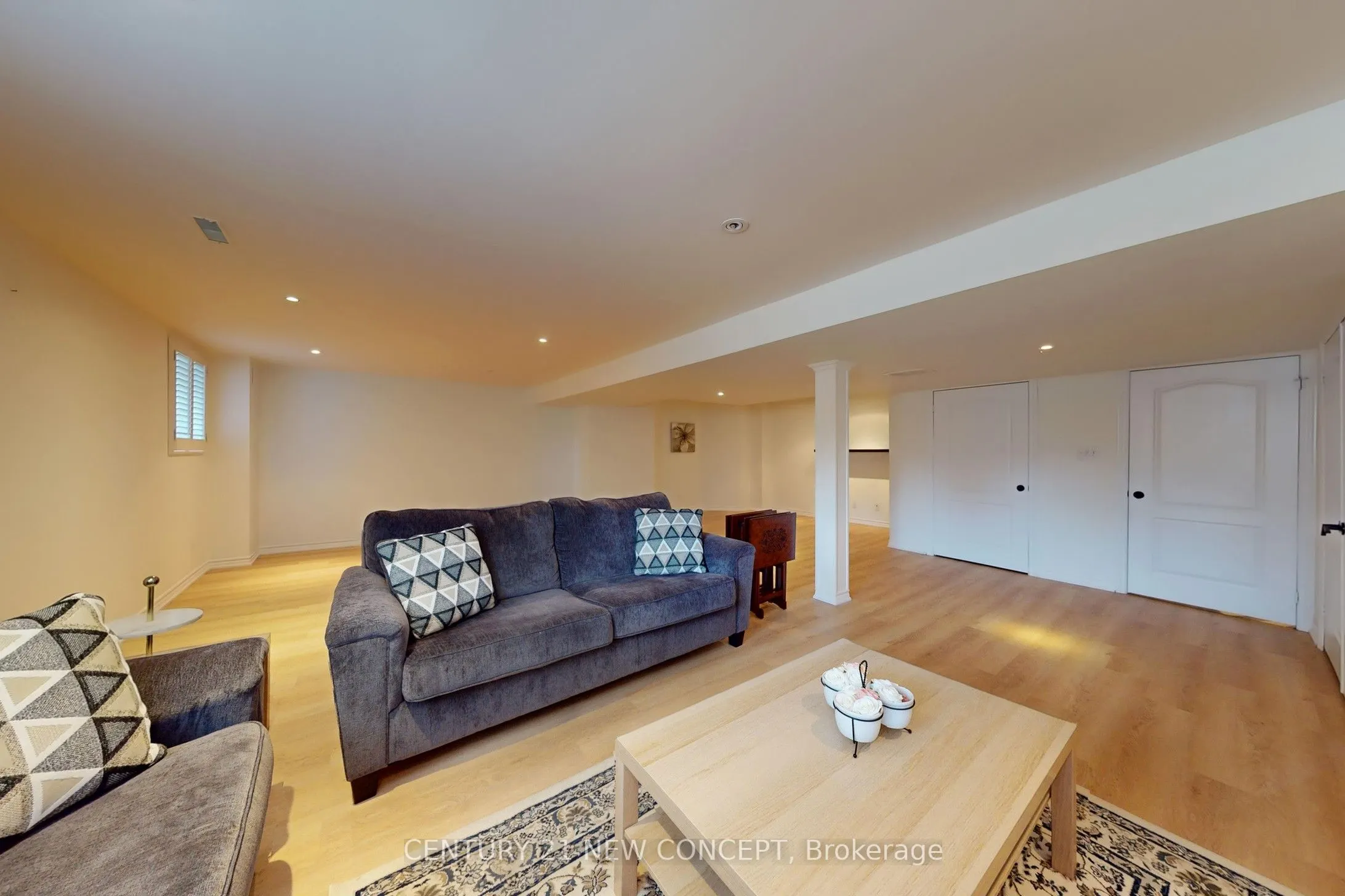 964 Queen Street W