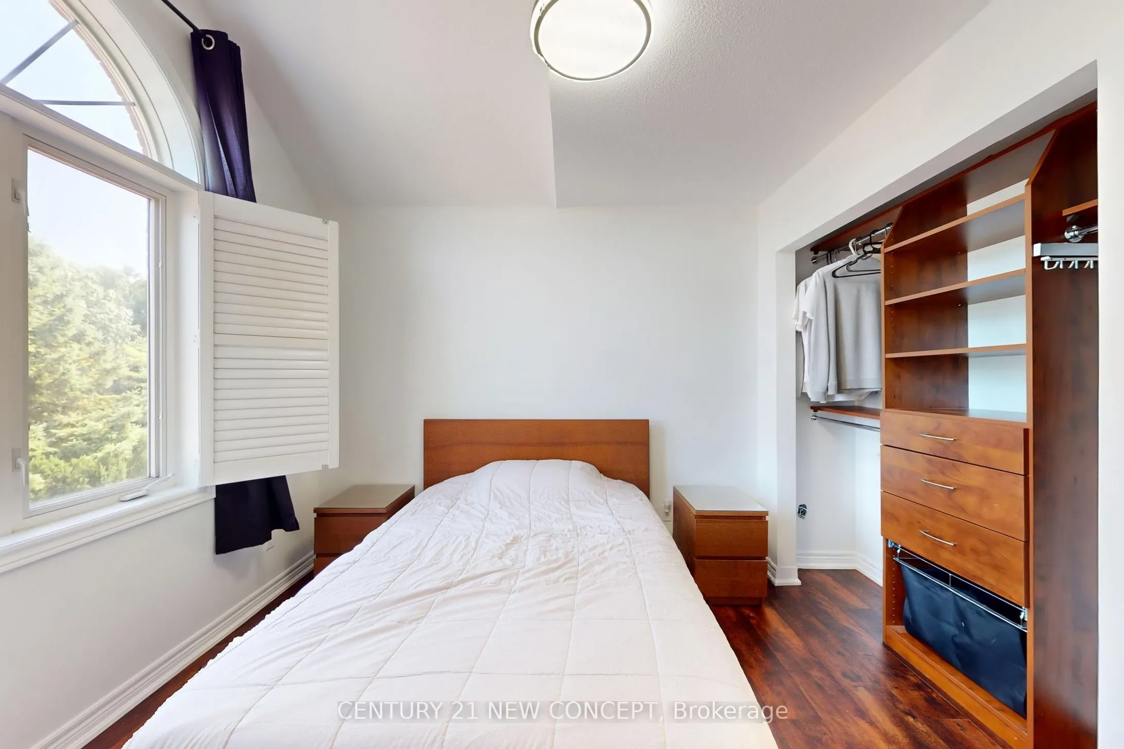 964 Queen Street W