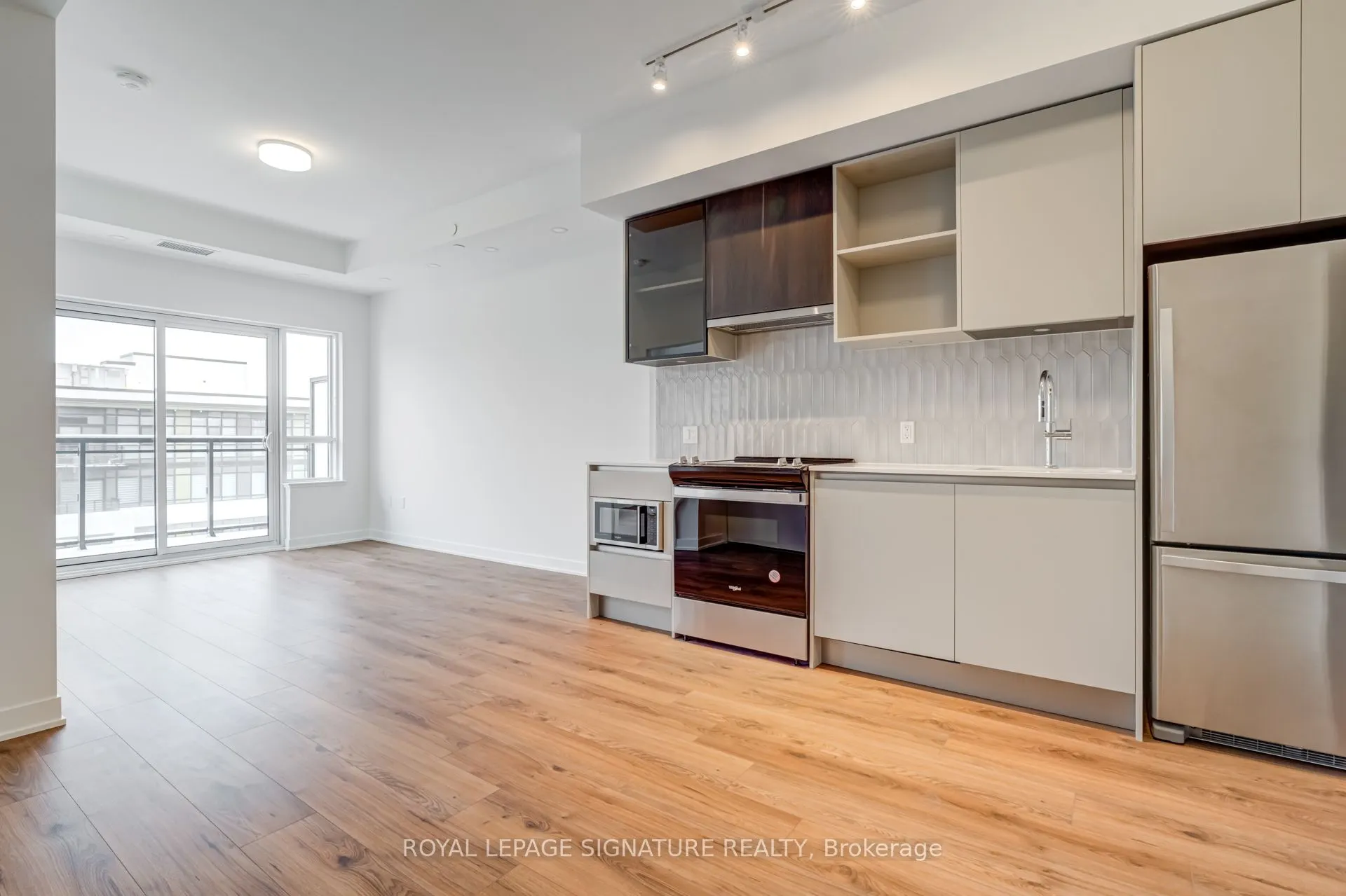 395 Dundas Street W, #PH20