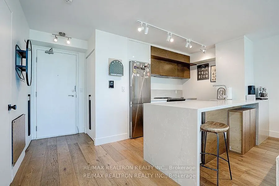 250 Manitoba Street, #PH 802