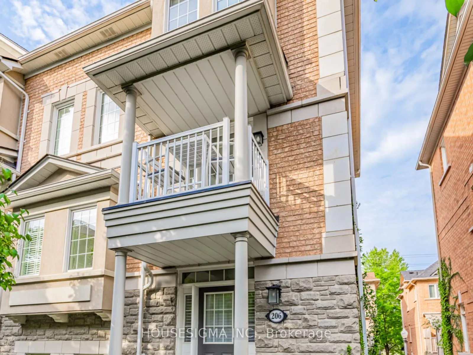 60 Rosewood Avenue, #206