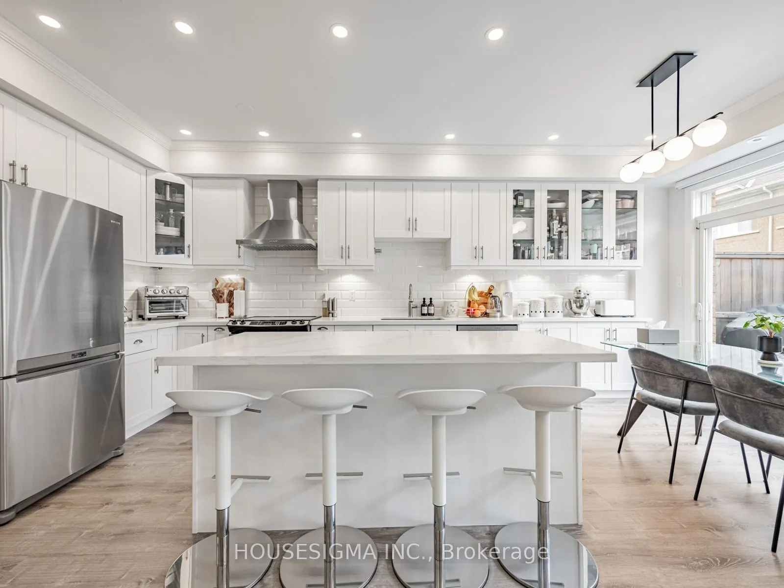60 Rosewood Avenue, #206