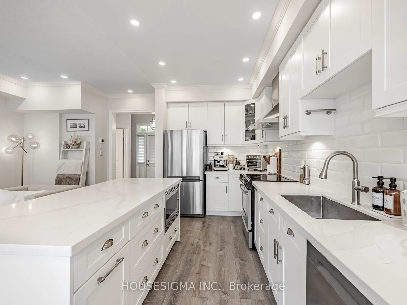 60 Rosewood Avenue, #206