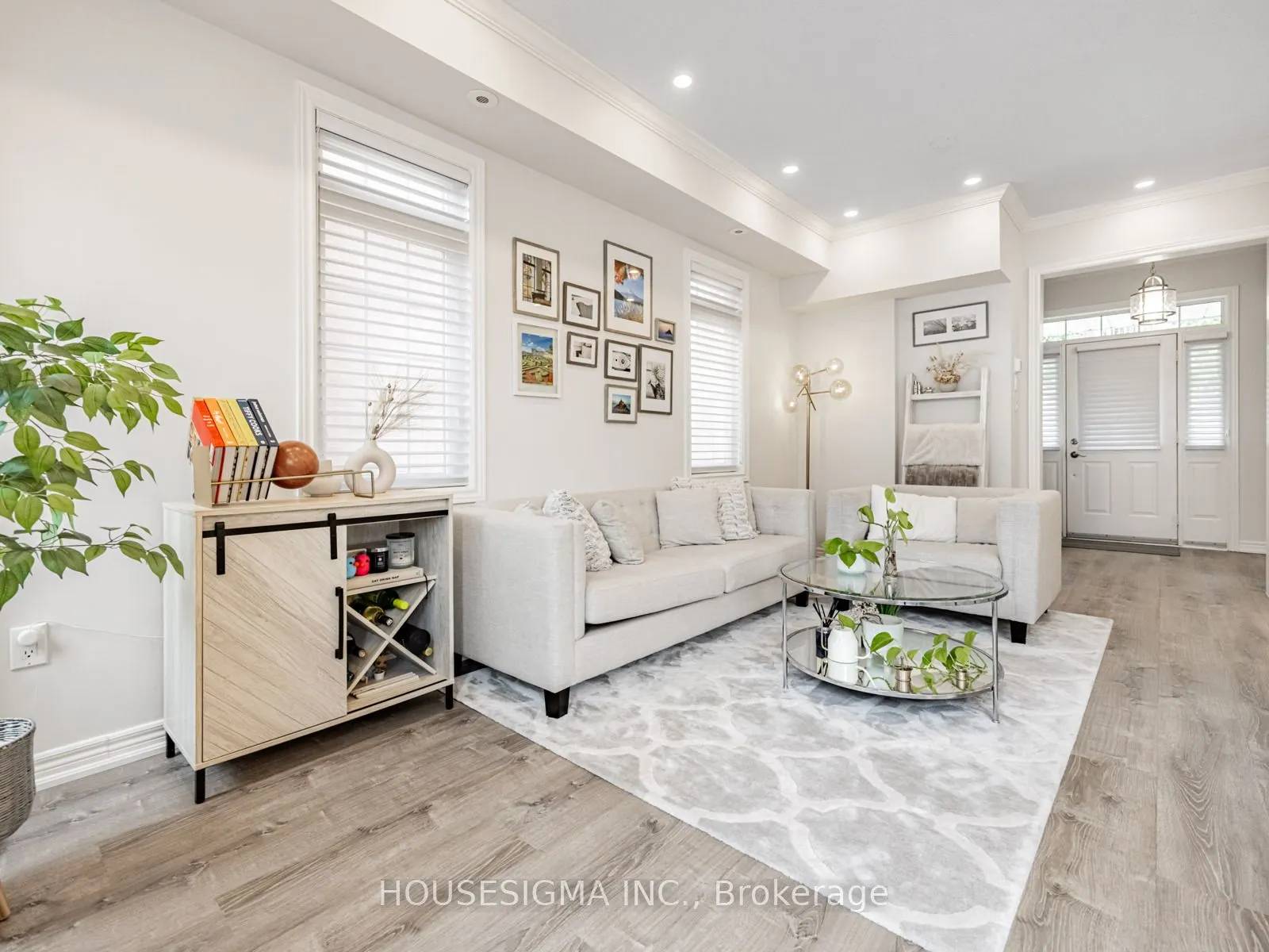 60 Rosewood Avenue, #206