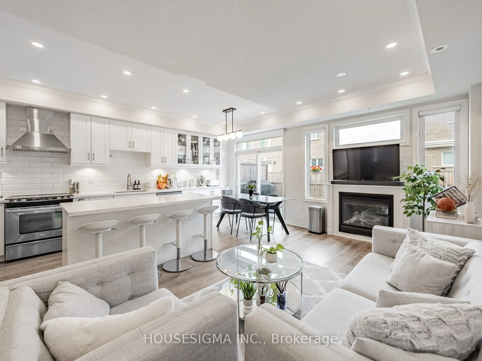 60 Rosewood Avenue, #206