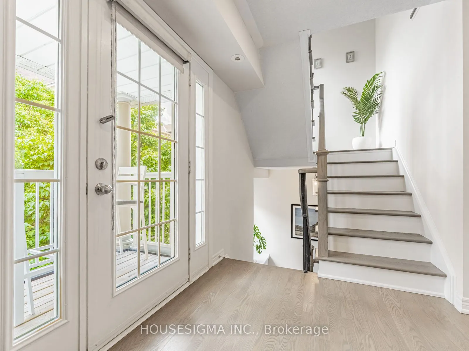 60 Rosewood Avenue, #206
