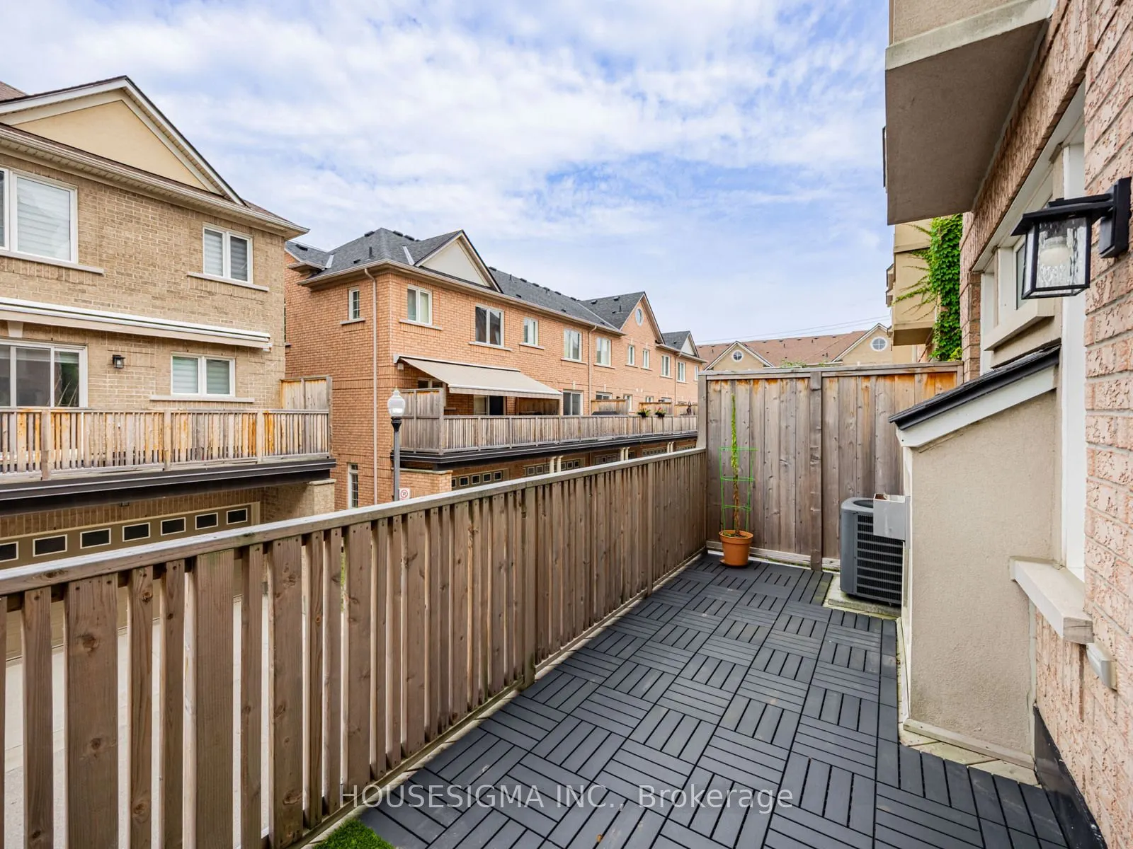 60 Rosewood Avenue, #206
