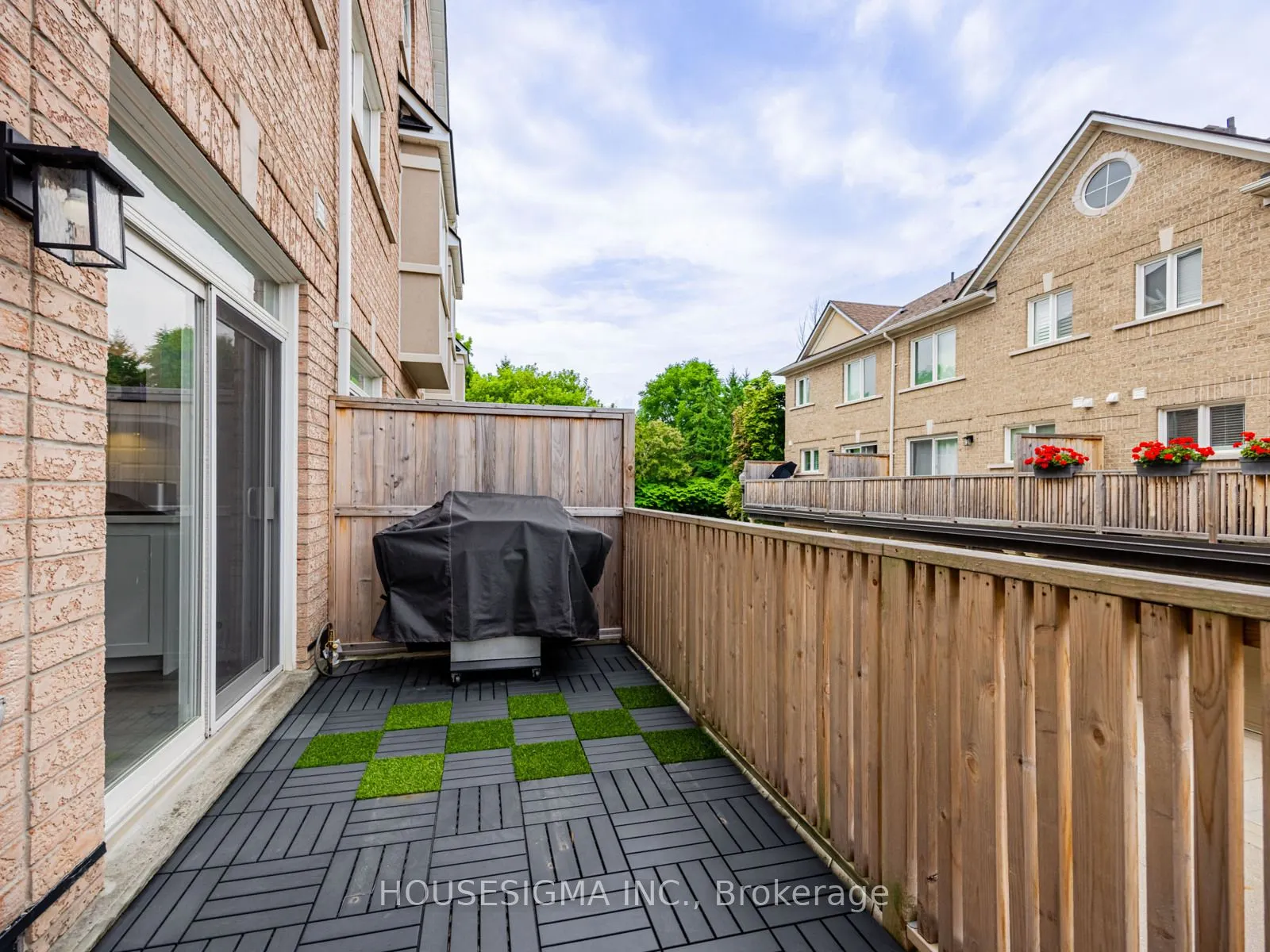 60 Rosewood Avenue, #206