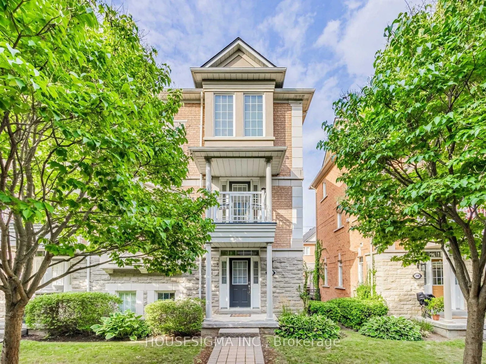 60 Rosewood Avenue, #206