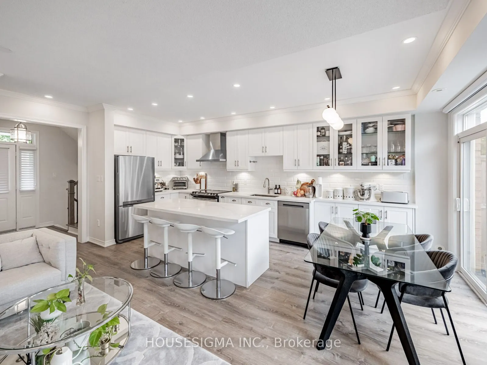 60 Rosewood Avenue, #206