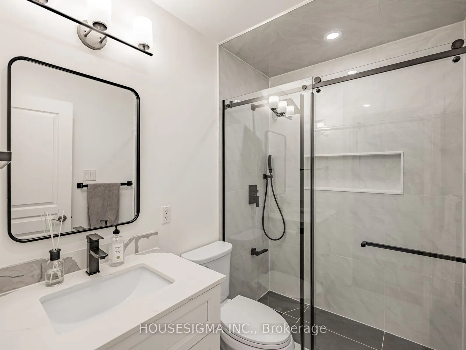 60 Rosewood Avenue, #206