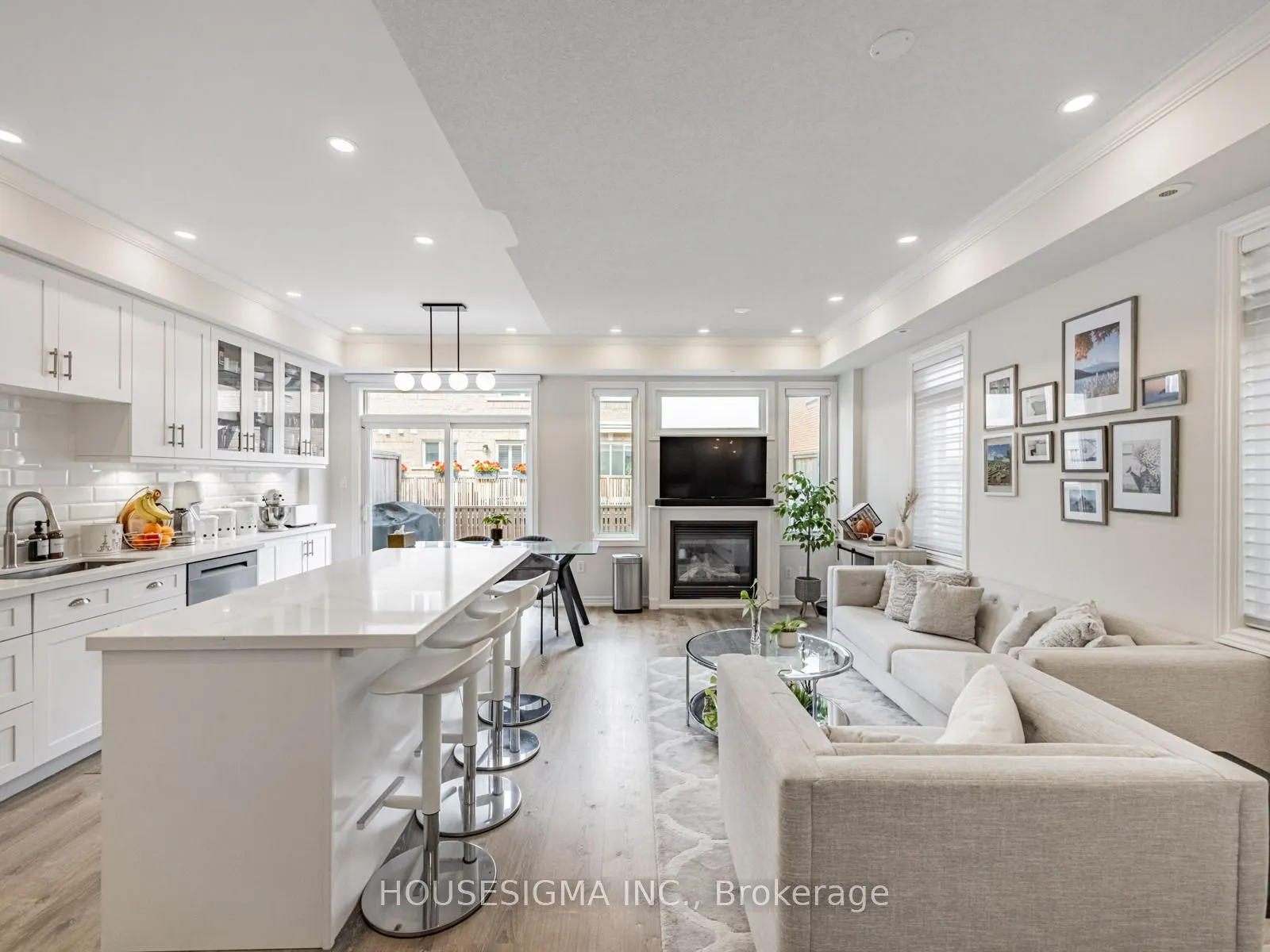 60 Rosewood Avenue, #206