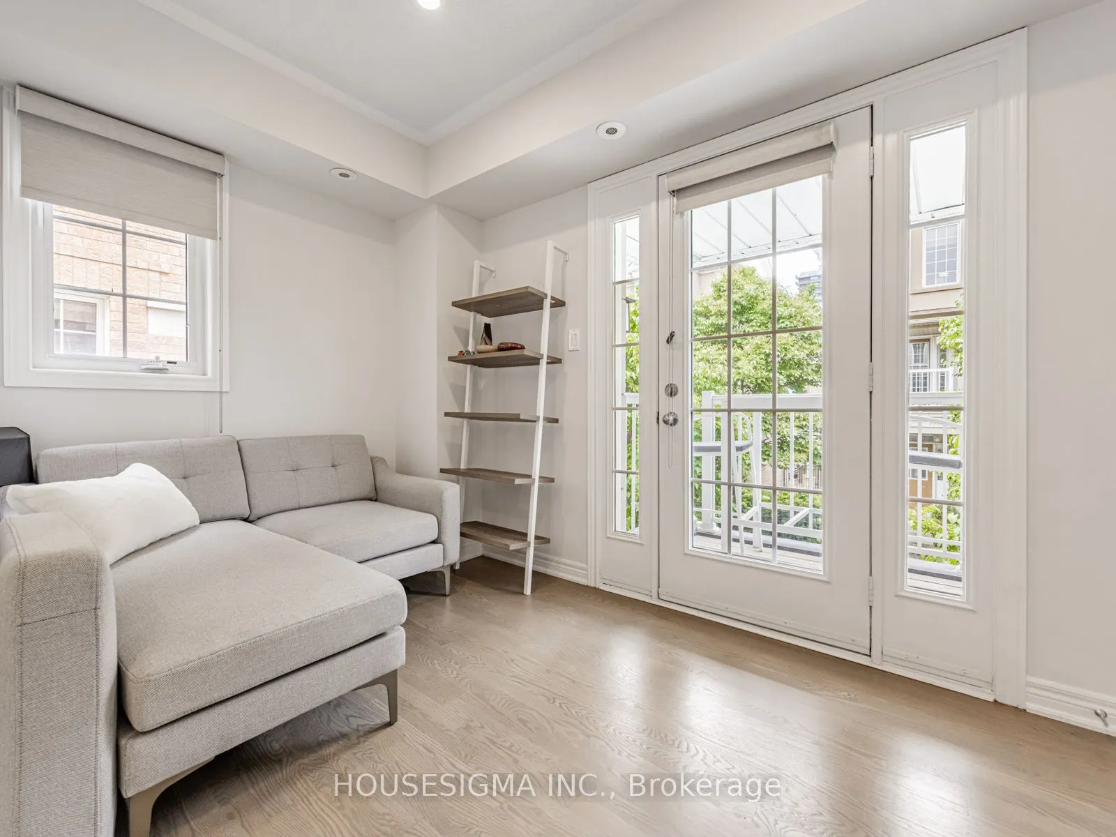 60 Rosewood Avenue, #206