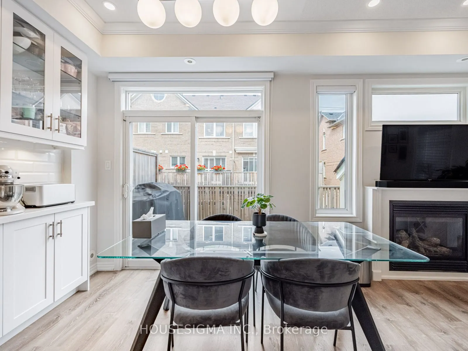 60 Rosewood Avenue, #206