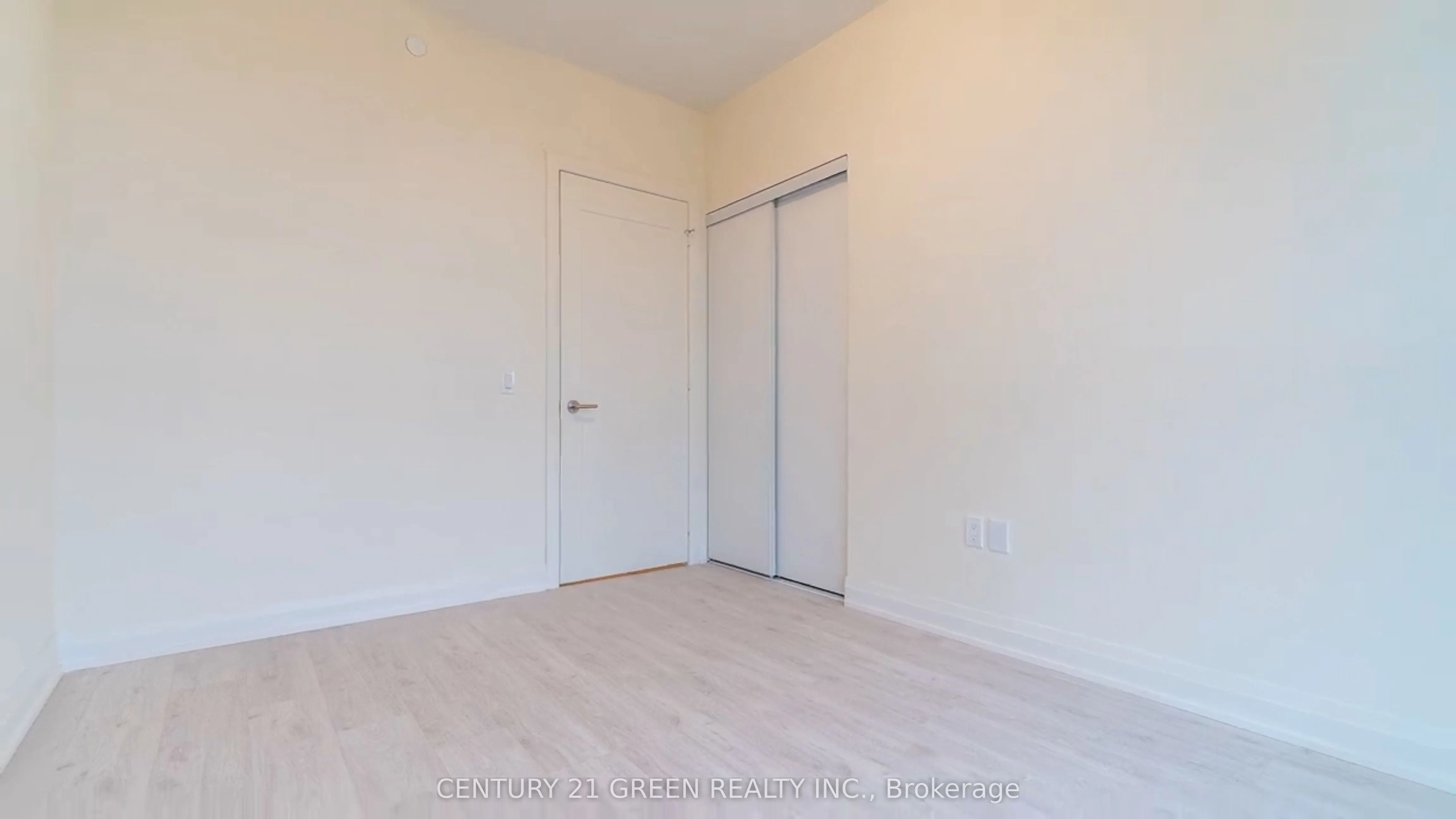 509 Dundas Street W, #506