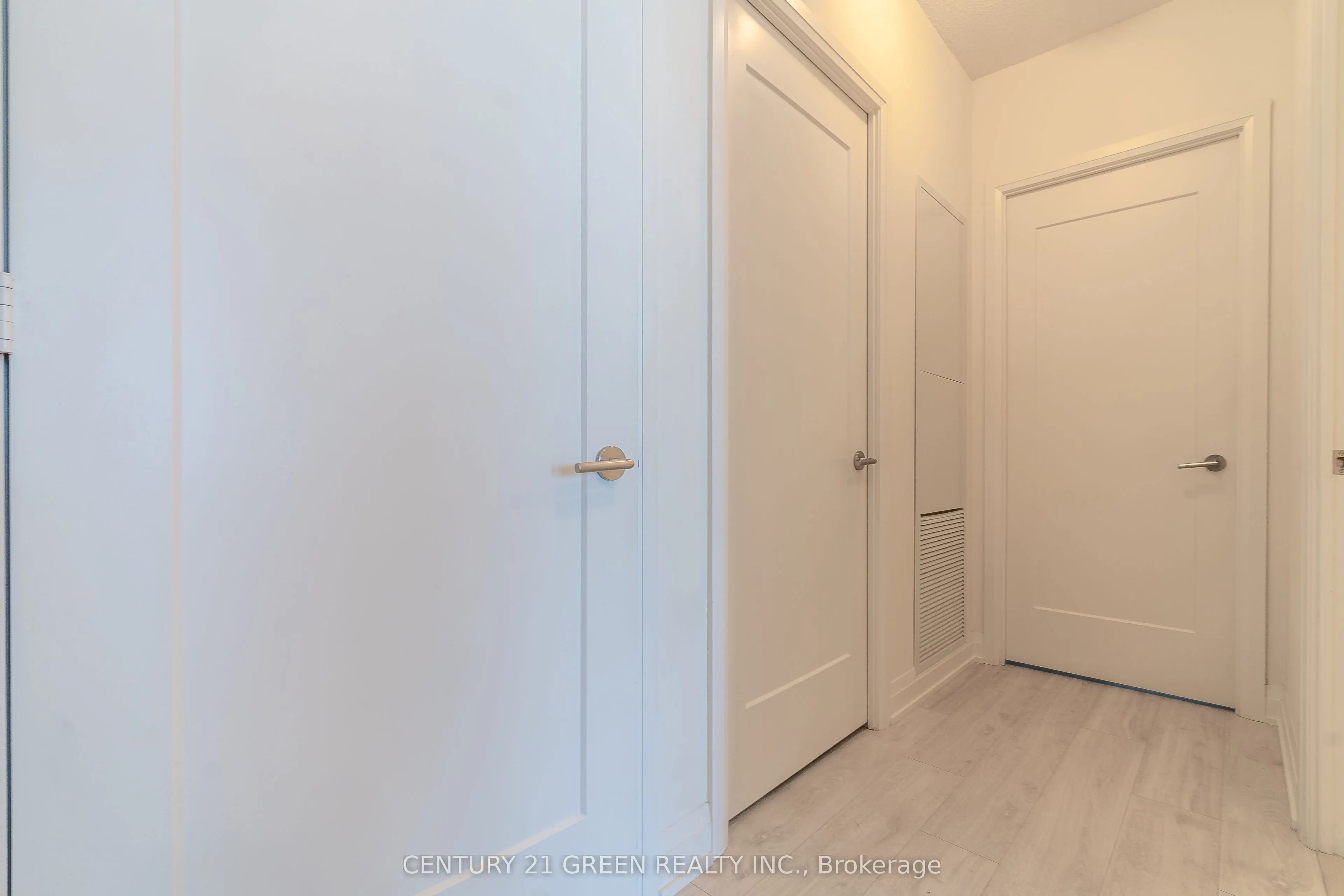 509 Dundas Street W, #506