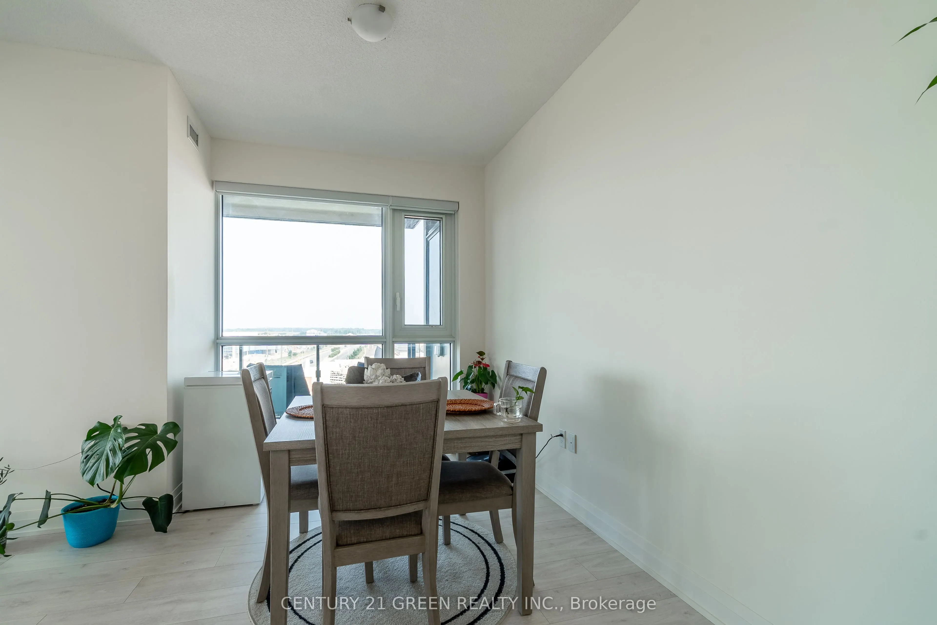 509 Dundas Street W, #506