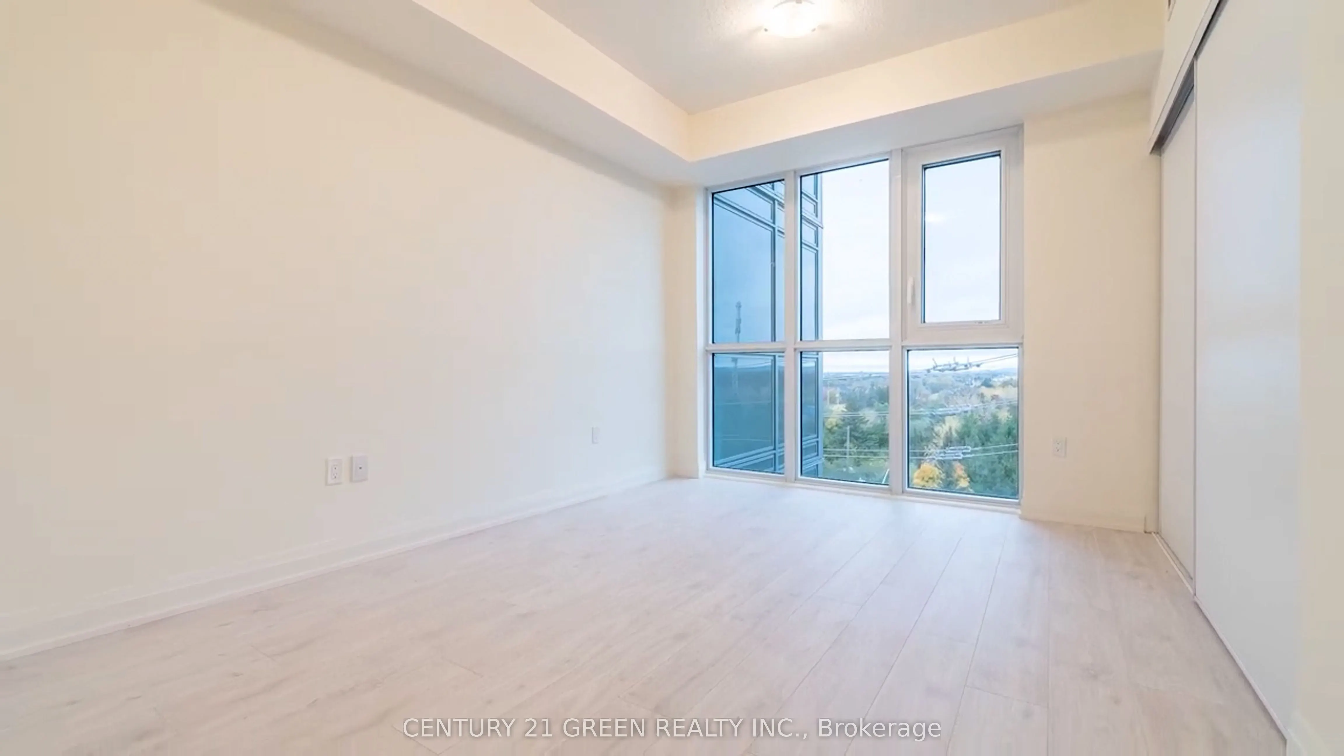 509 Dundas Street W, #506