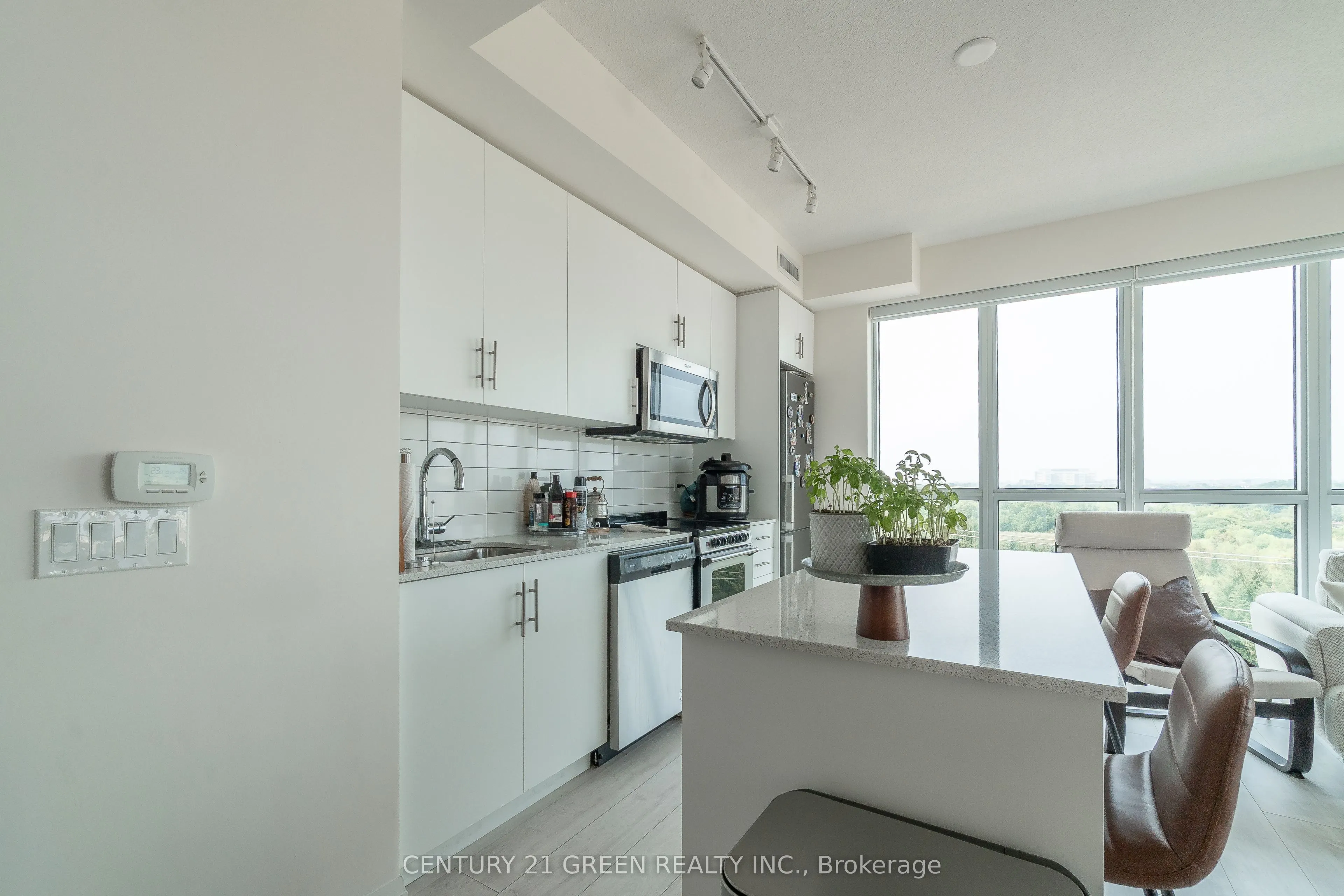 509 Dundas Street W, #506