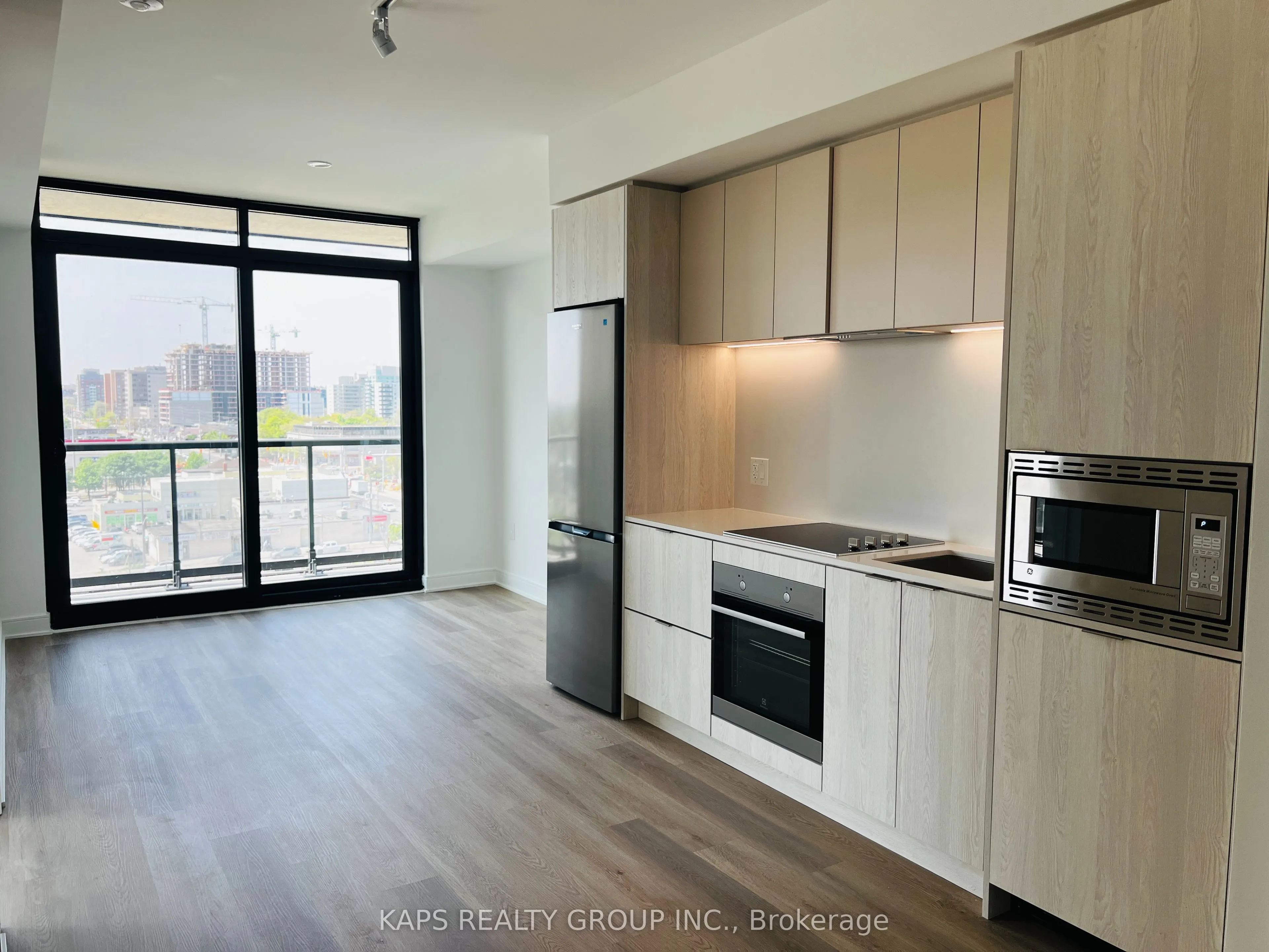 86 Dundas Street E, #816