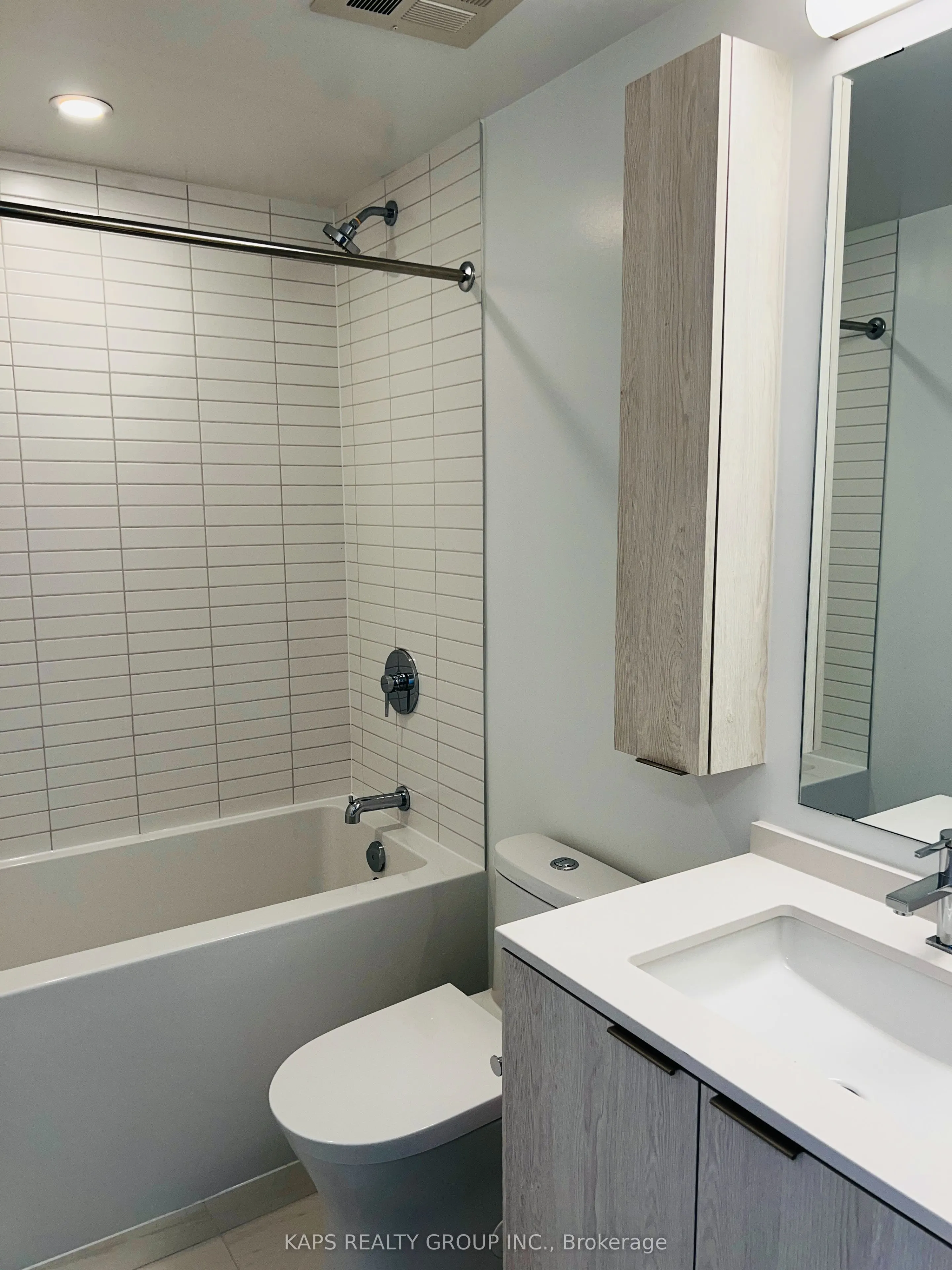 86 Dundas Street E, #816