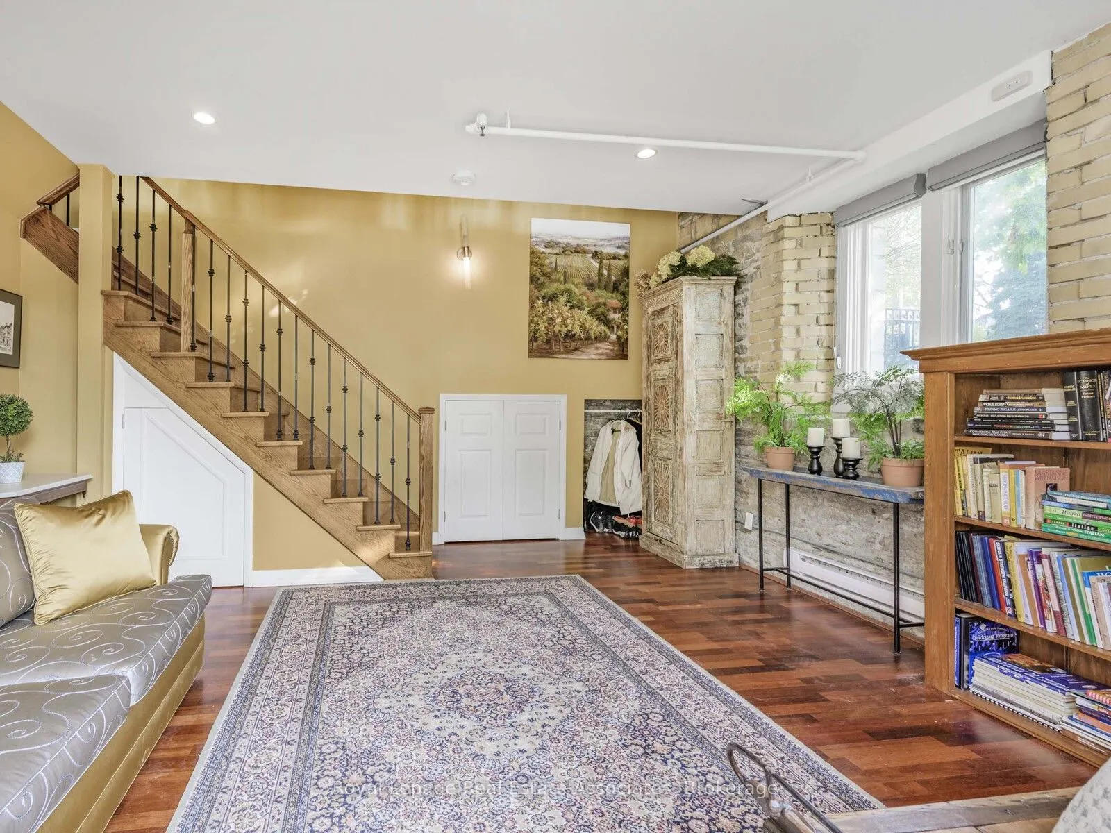 384 Sunnyside Avenue, #102