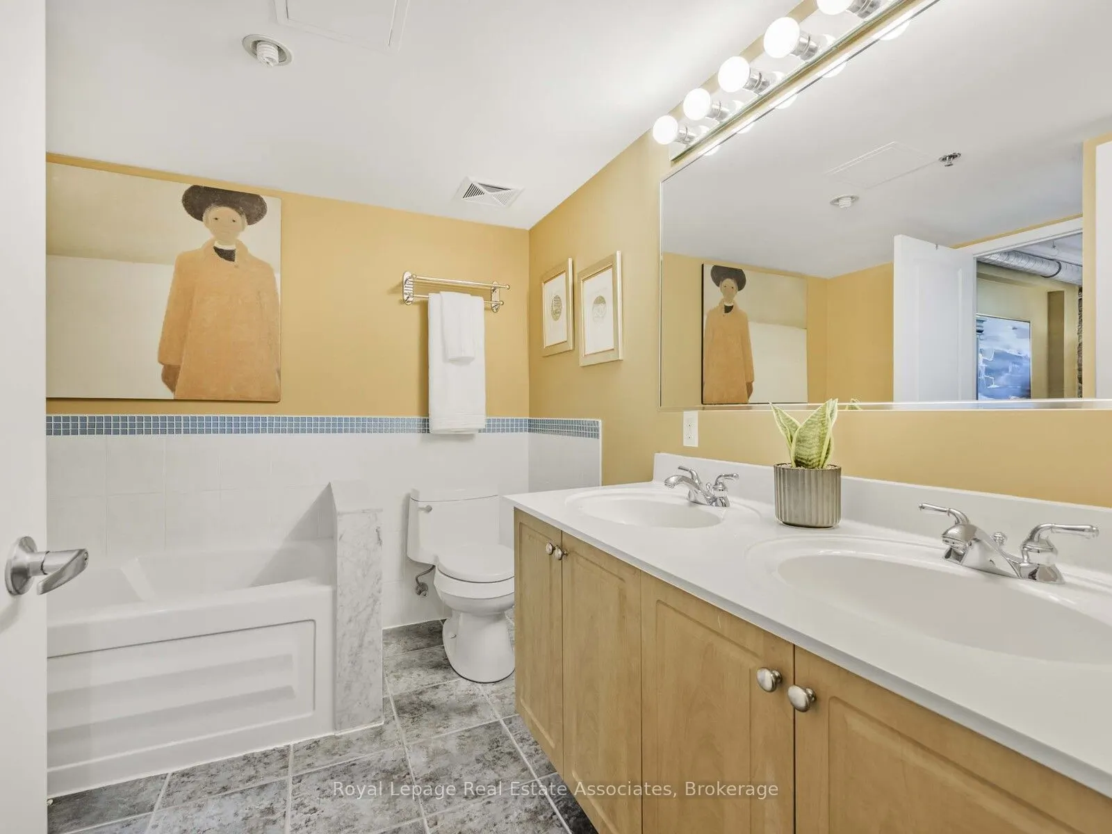 384 Sunnyside Avenue, #102