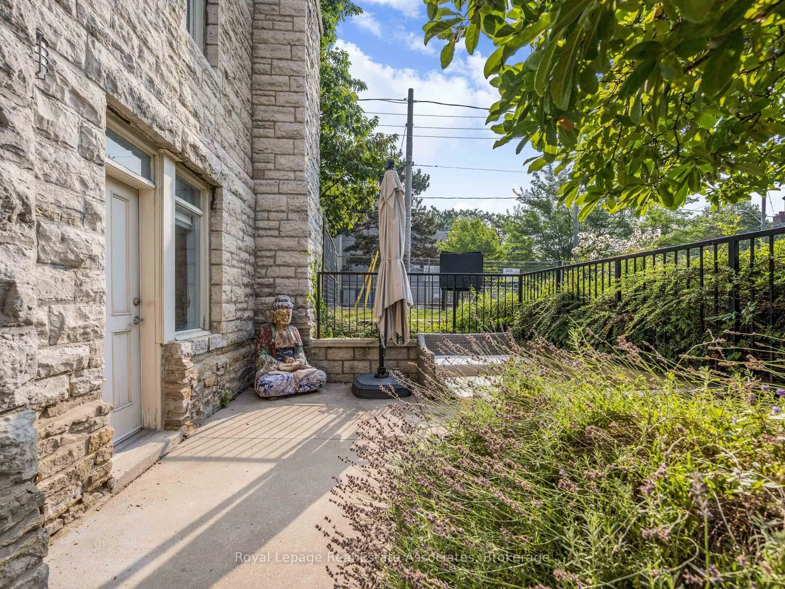 384 Sunnyside Avenue, #102