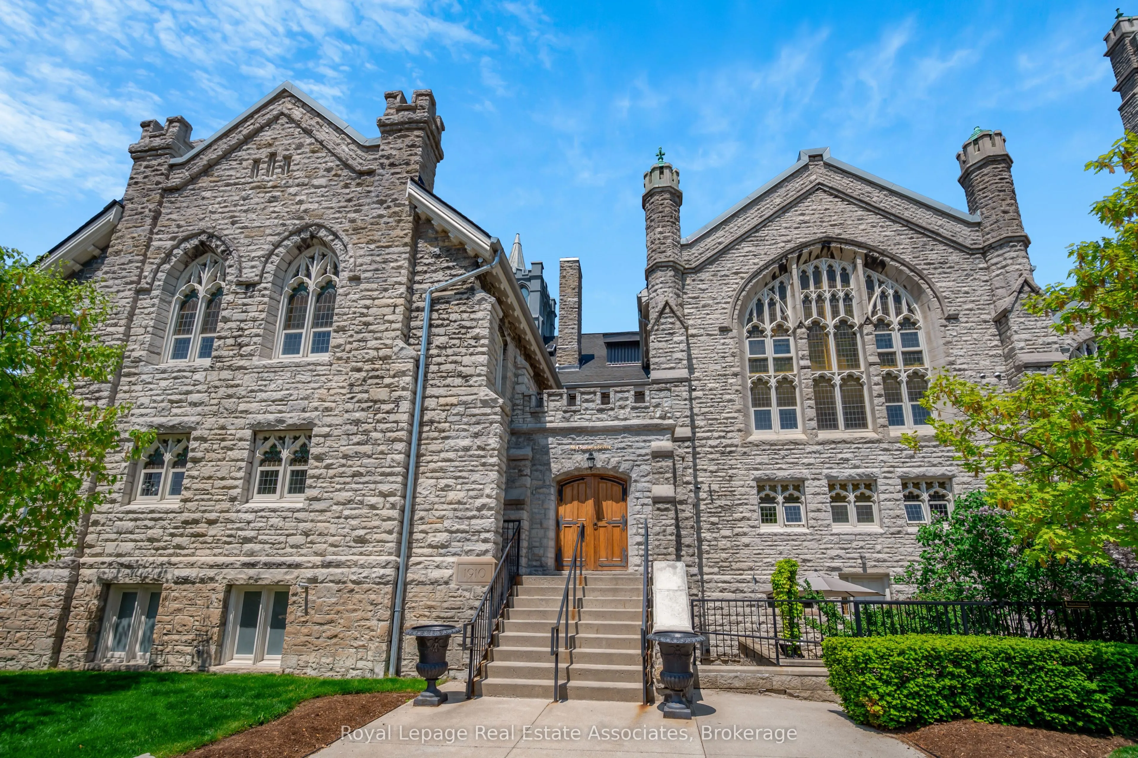 384 Sunnyside Avenue, #102