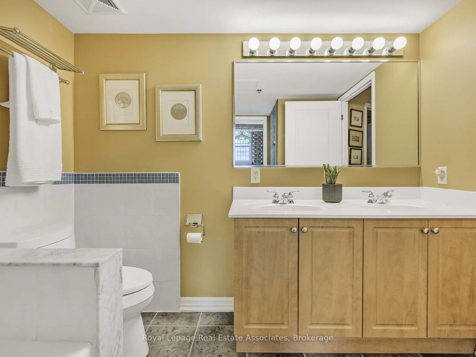 384 Sunnyside Avenue, #102