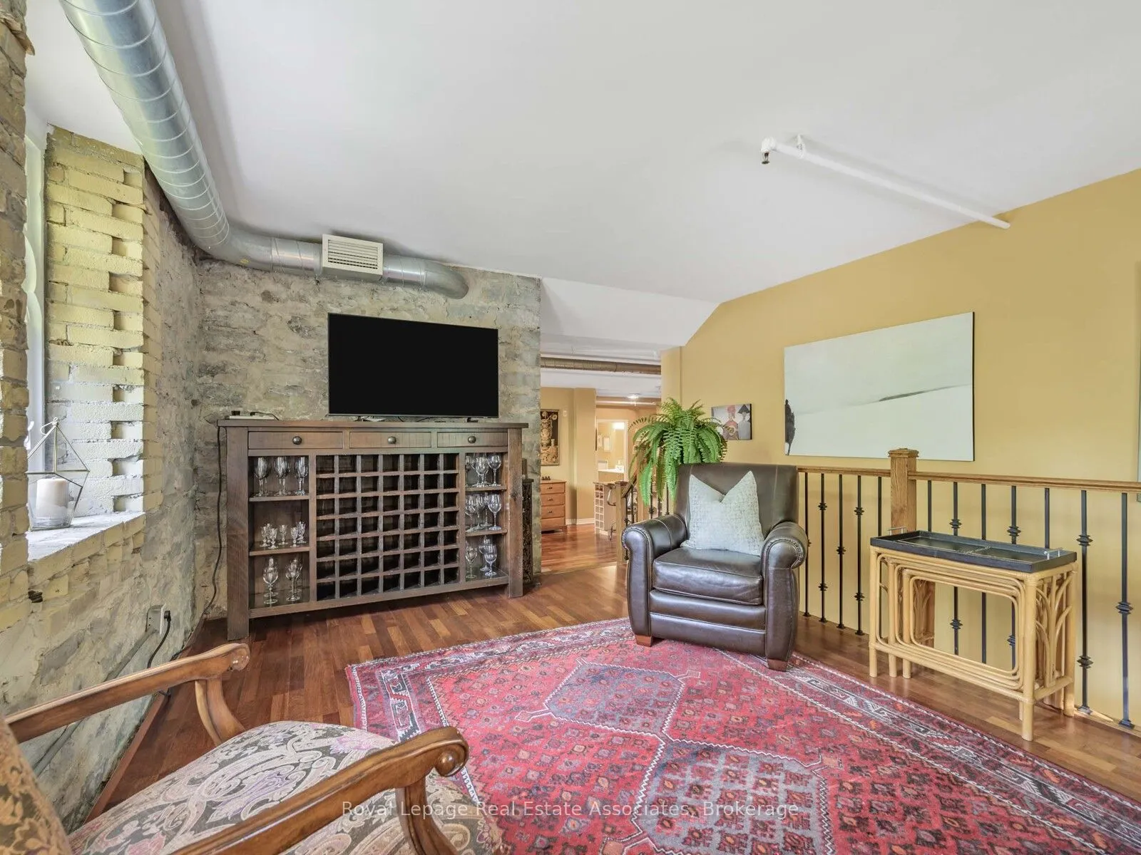 384 Sunnyside Avenue, #102