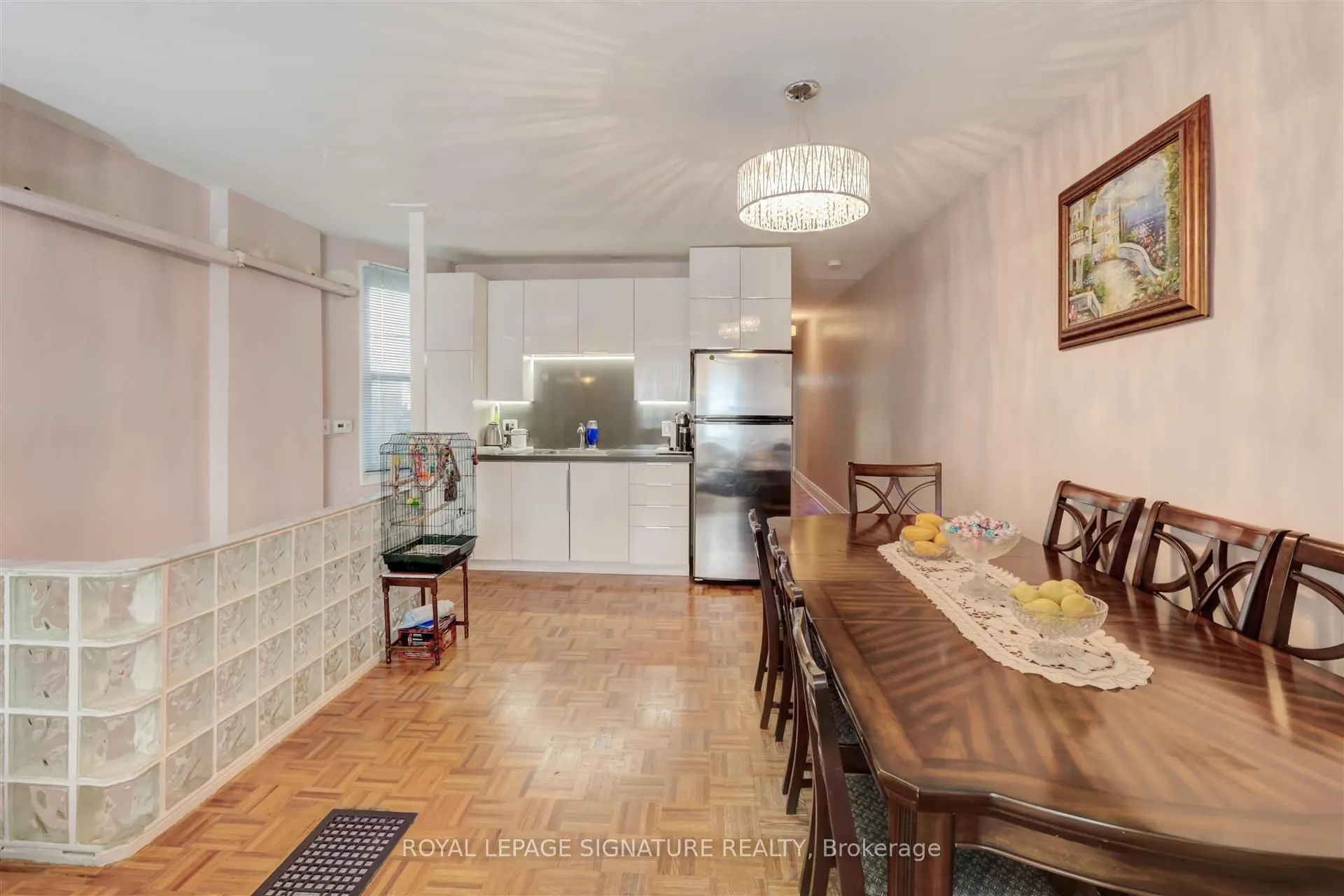 3142 Dundas Street W