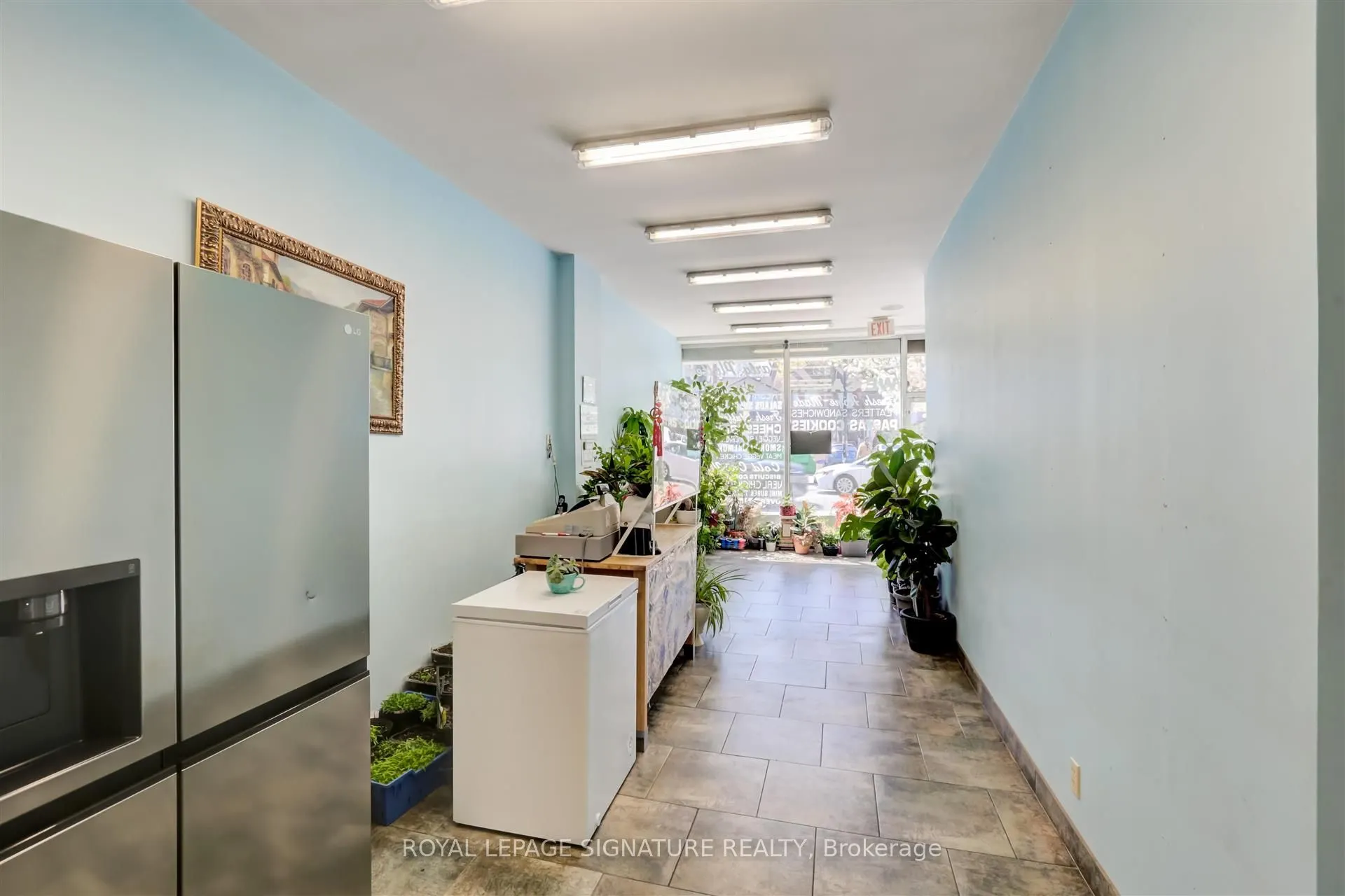 3142 Dundas Street W
