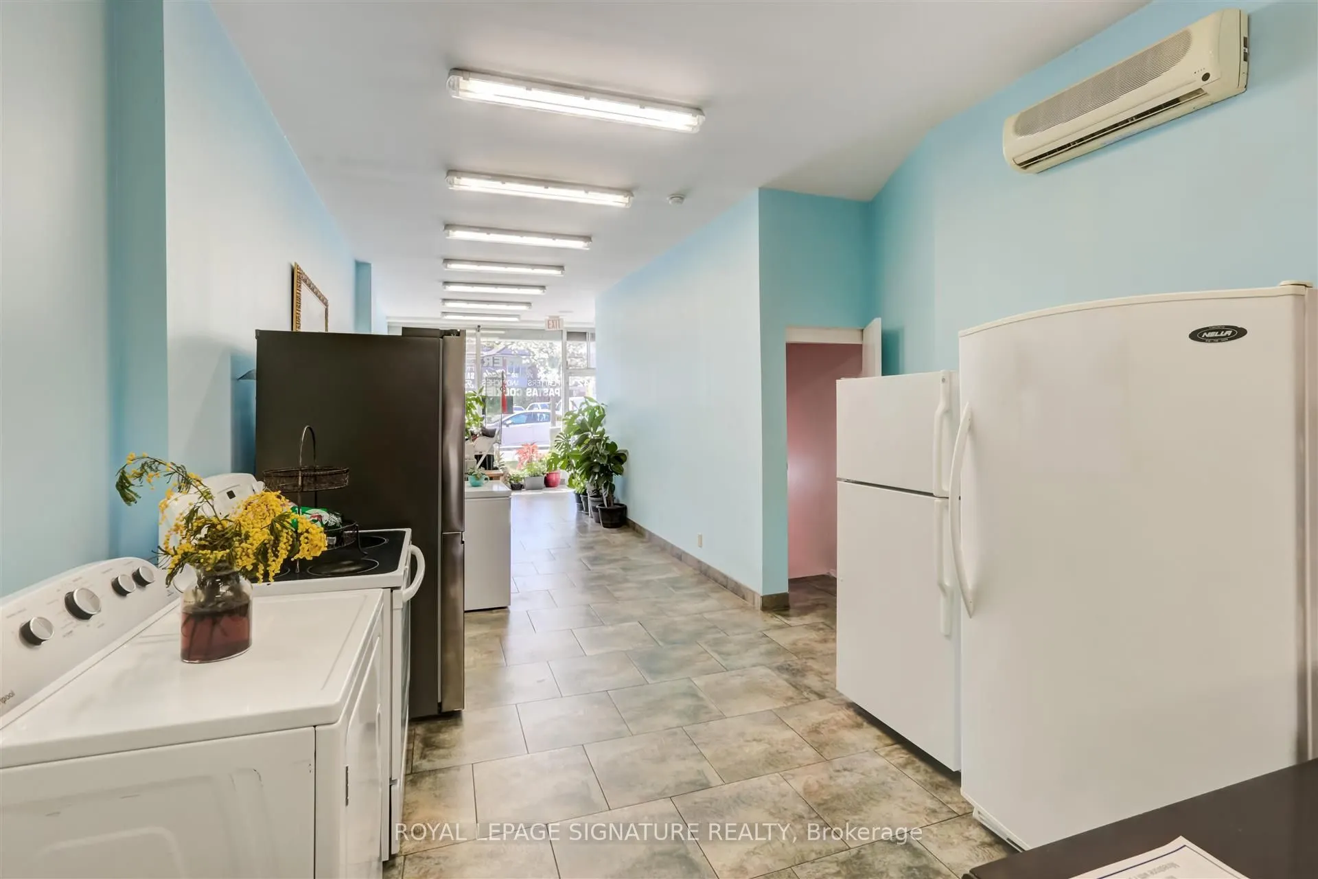 3142 Dundas Street W