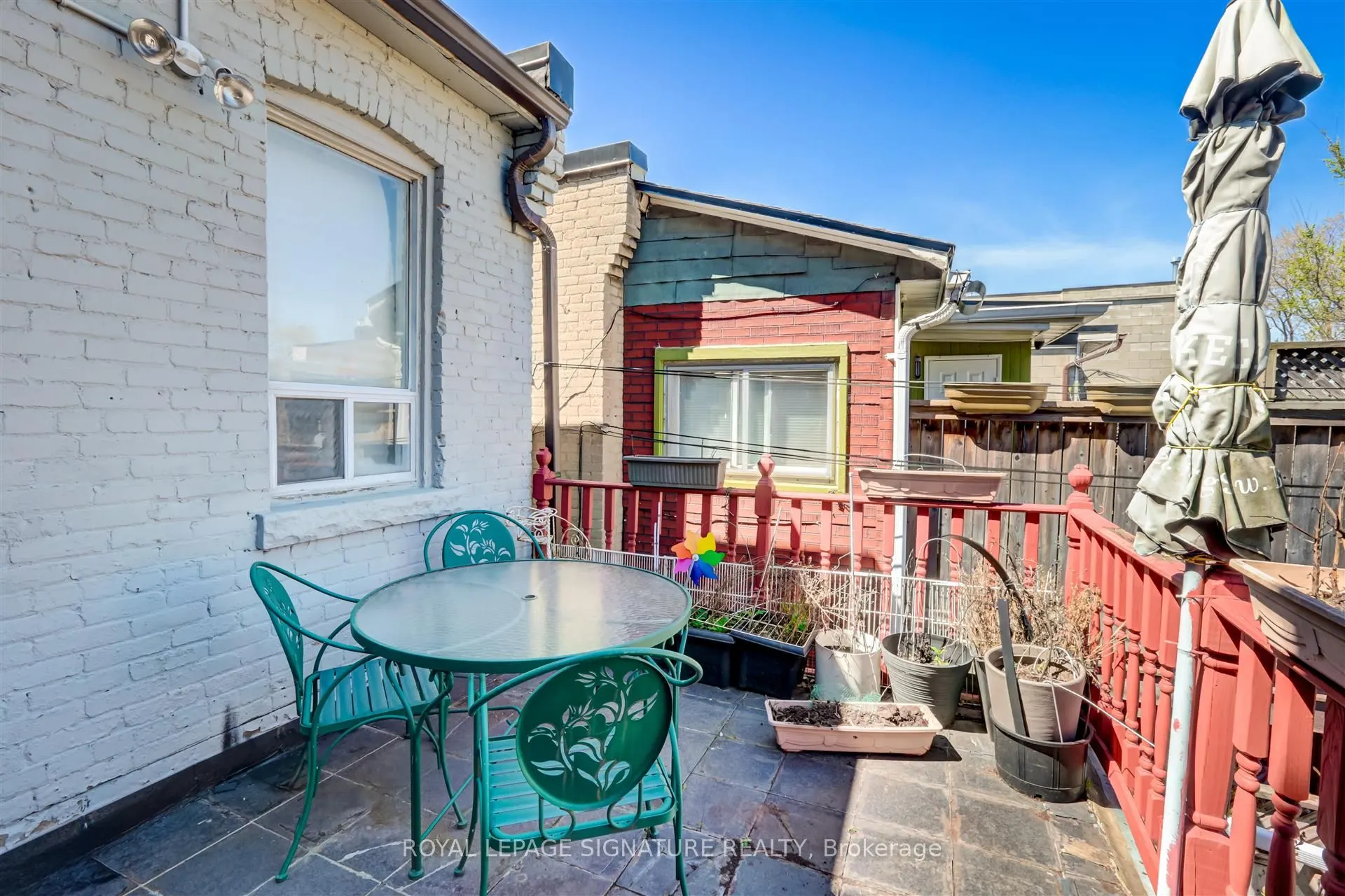 3142 Dundas Street W