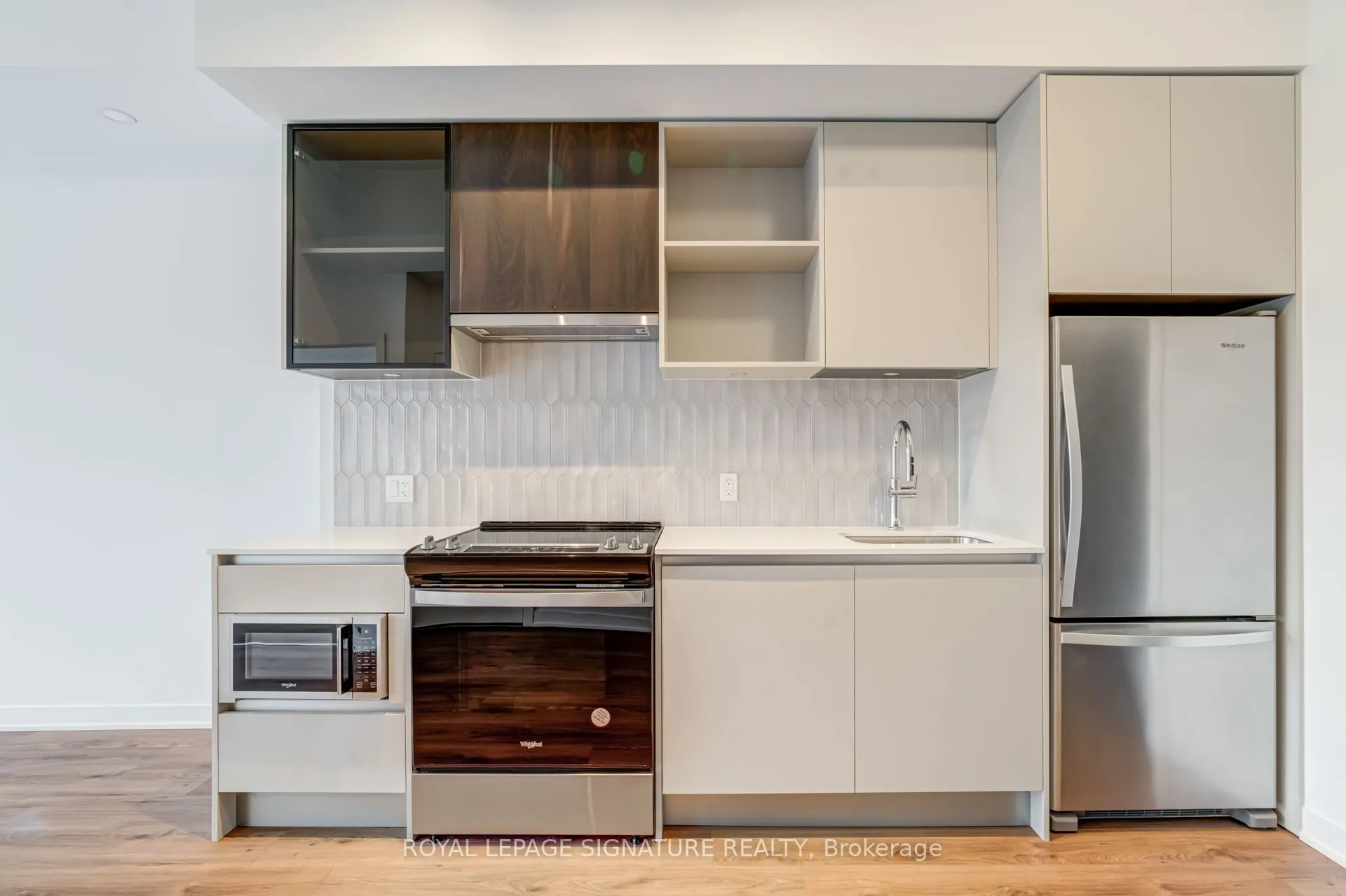 395 Dundas Street W, #PH20