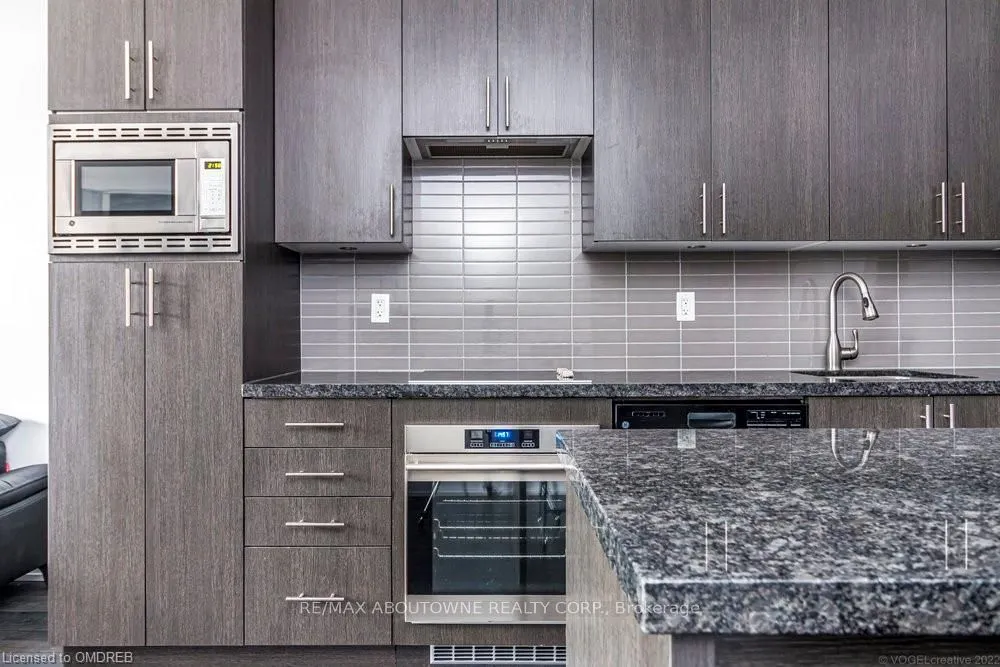 1284 Guelph Line, #211