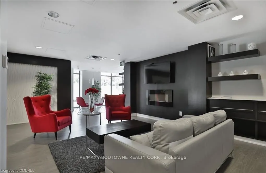 1284 Guelph Line, #211