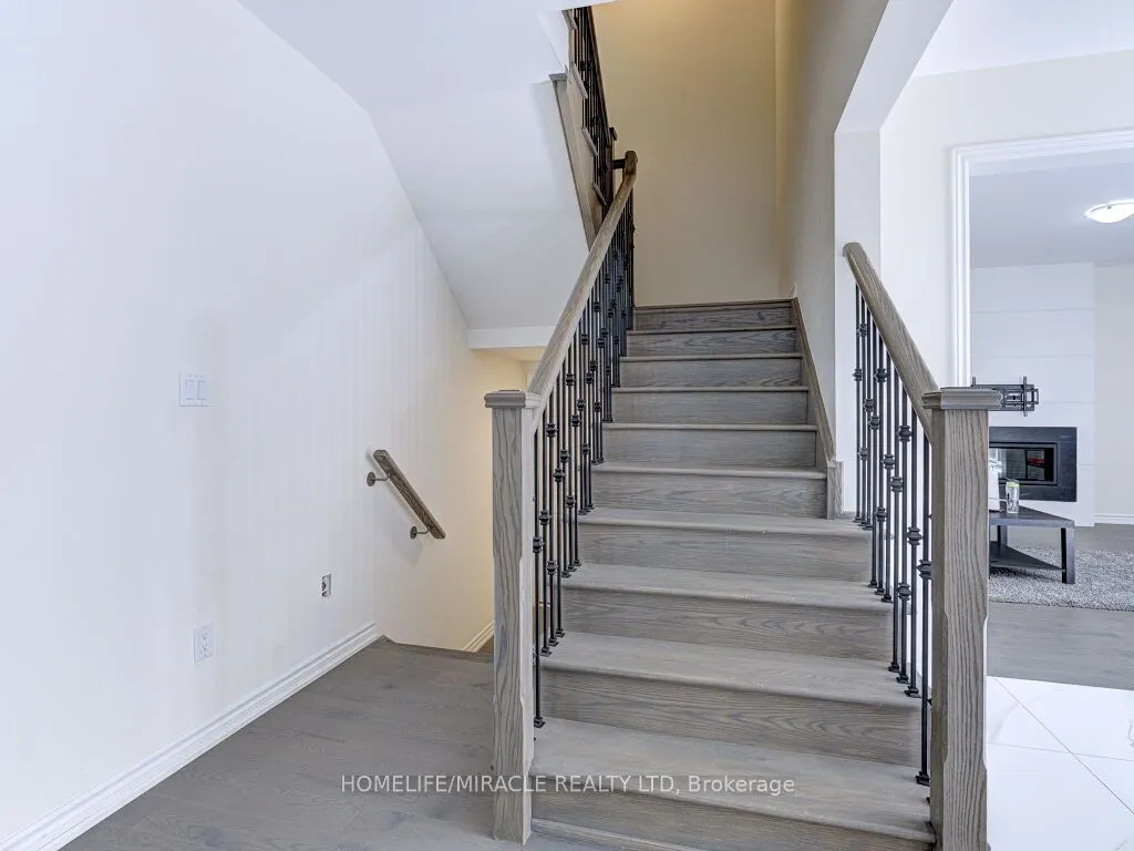 8 Jenwood Crescent