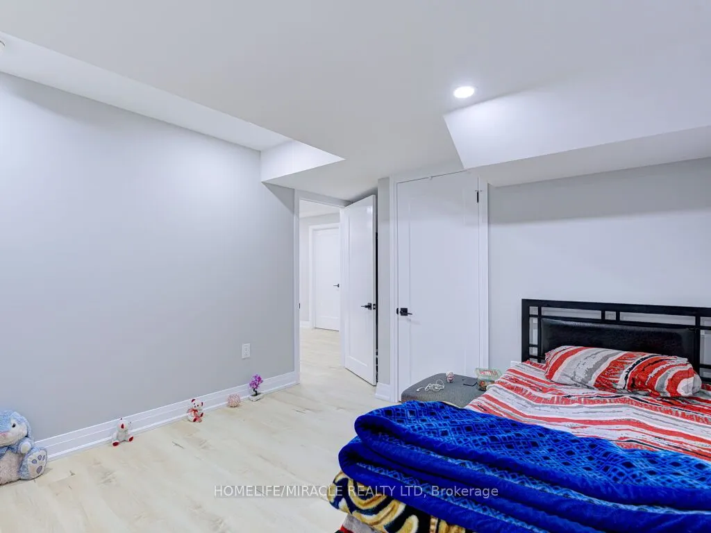 8 Jenwood Crescent