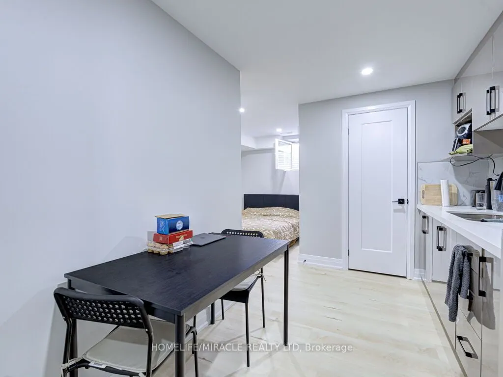 8 Jenwood Crescent