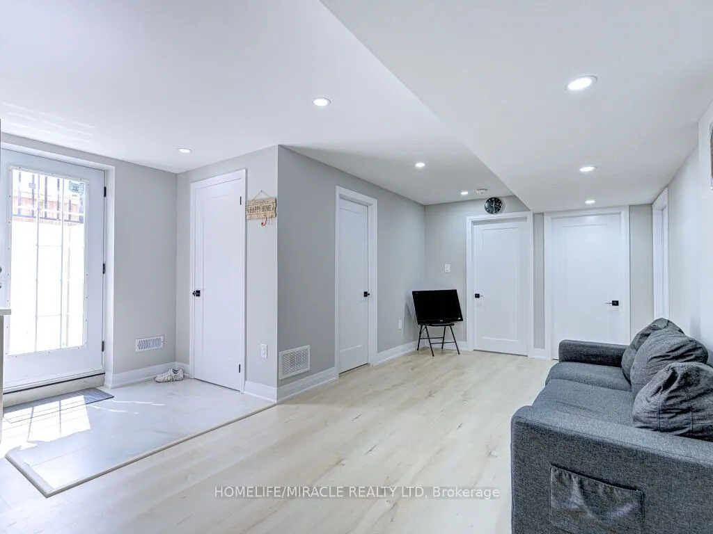 8 Jenwood Crescent
