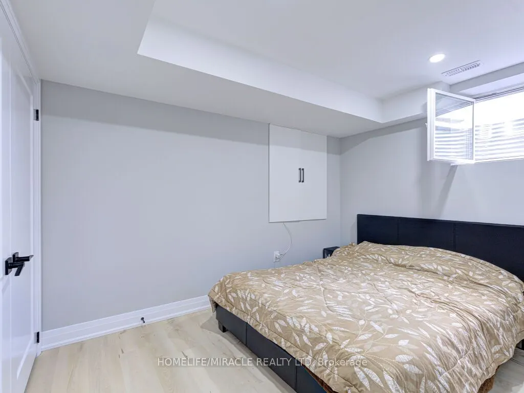 8 Jenwood Crescent