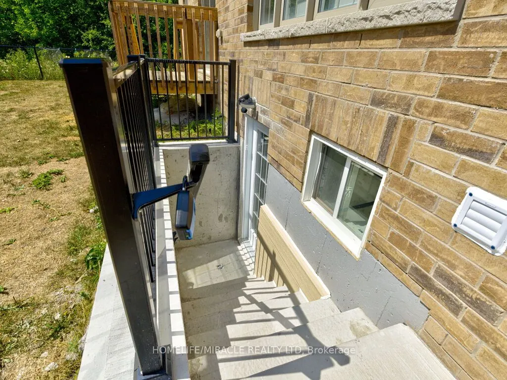8 Jenwood Crescent