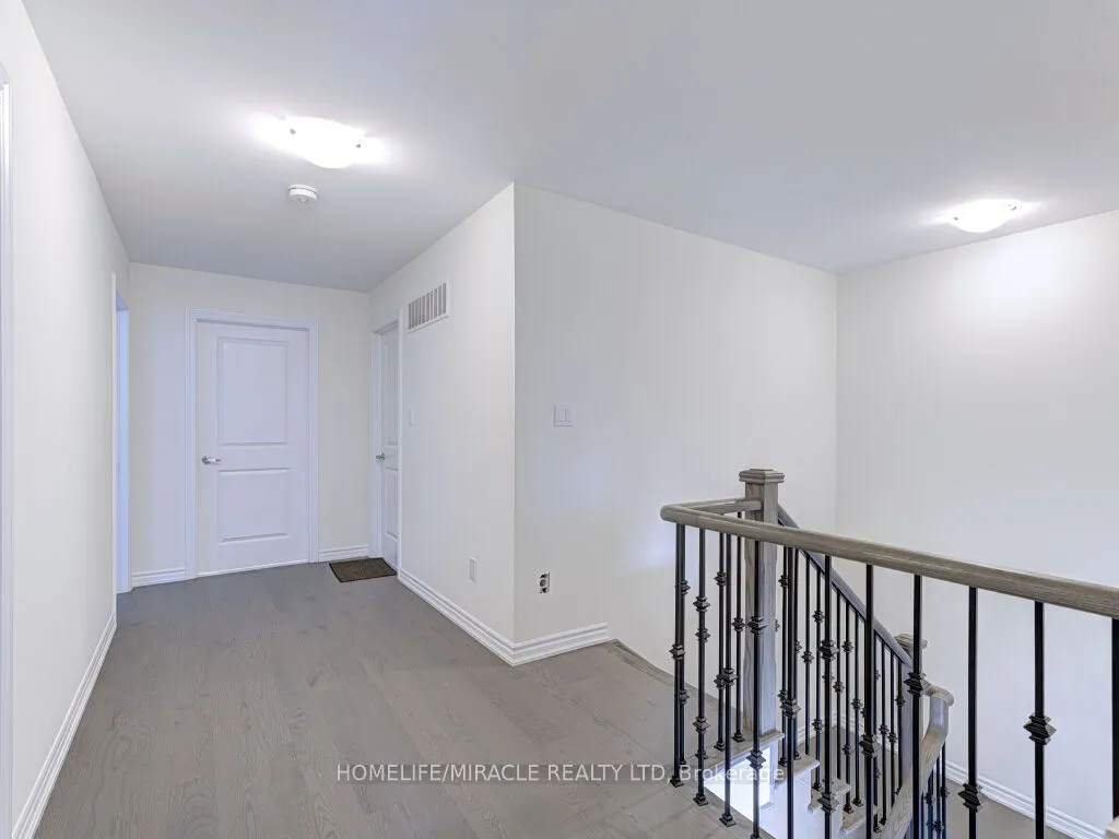 8 Jenwood Crescent